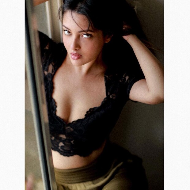 কালো বিকিনিতে আরও মোহময়ী রিয়া সেন (Riya Sen) ৷ (Image: Instagram).
