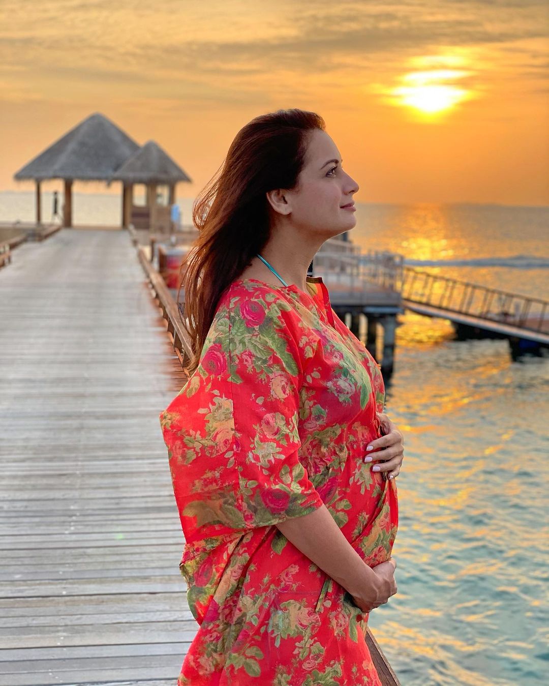 সম্প্রতি দ্বিতীয় বার বিয়ে করেন দিয়া মির্জা৷ তারপর তিনি হানিমুনে যান৷ সেখানে স্বামীর সঙ্গে ছিলেন স্বামীর আগের পক্ষের মেয়েও৷ তিনজন মিলে খুবই আনন্দ করতে দেখা যায় তাঁদের৷ এরই মধ্যে দিয়া পোস্ট করেন তাঁর বেবি বাম্পের ছবি৷ বুঝিয়ে দেন যে মা হতে চলেছেন সুন্দরী৷ যার অর্থ বিয়ের আগেই তিনি গর্ভে সন্তান ধারণ করেছেন৷ এবং তারপর সেই সন্তানকে আইনি স্বীকৃতি দিতে তিনি বিয়ে করেছেন৷ diamirzaofficial/Instagram) সম্প্রতি দ্বিতীয় বার বিয়ে করেন দিয়া মির্জা৷ তারপর তিনি হানিমুনে যান৷ সেখানে স্বামীর সঙ্গে ছিলেন স্বামীর আগের পক্ষের মেয়েও৷ তিনজন মিলে খুবই আনন্দ করতে দেখা যায় তাঁদের৷ এরই মধ্যে দিয়া পোস্ট করেন তাঁর বেবি বাম্পের ছবি৷ বুঝিয়ে দেন যে মা হতে চলেছেন সুন্দরী৷ যার অর্থ বিয়ের আগেই তিনি গর্ভে সন্তান ধারণ করেছেন৷ এবং তারপর সেই সন্তানকে আইনি স্বীকৃতি দিতে তিনি বিয়ে করেছেন৷ diamirzaofficial/Instagram)