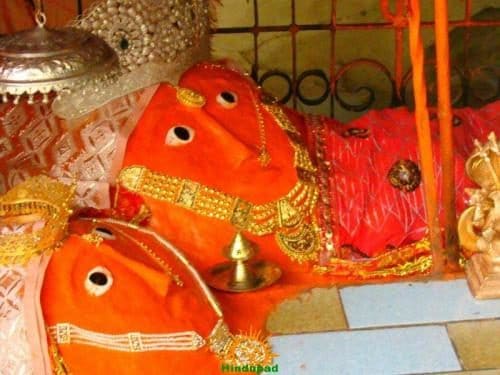•হিংলাজ মন্দিরটি অবস্থিত যেখানে দেবী সতীর মাথা পড়েছিল। এই কারণেই মা তাঁর পূর্ণরূপে মন্দিরে দেখা যায় না, তবে কেবল তাঁর মাথা দেখা যায়। যেহেতু শরীরে মাথার গুরুত্ব সর্বাধিক, তাই হিংলাজ মাতার গুরুত্বও শক্তিপীঠদের মধ্যে সর্বাধিক বলে বিবেচিত হয়। •হিংলাজ মন্দিরটি অবস্থিত যেখানে দেবী সতীর মাথা পড়েছিল। এই কারণেই মা তাঁর পূর্ণরূপে মন্দিরে দেখা যায় না, তবে কেবল তাঁর মাথা দেখা যায়। যেহেতু শরীরে মাথার গুরুত্ব সর্বাধিক, তাই হিংলাজ মাতার গুরুত্বও শক্তিপীঠদের মধ্যে সর্বাধিক বলে বিবেচিত হয়।