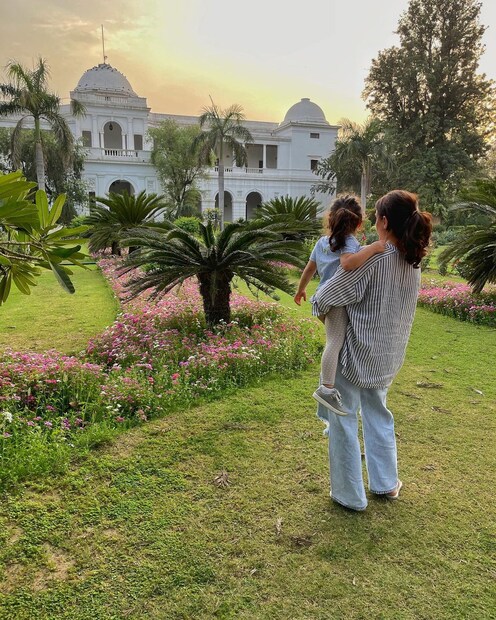 • সোহার পৈতৃক ভাড়ি পতৌদি হাউজের সামনে মায়ের কোলে চড়ে ইনায়া ।