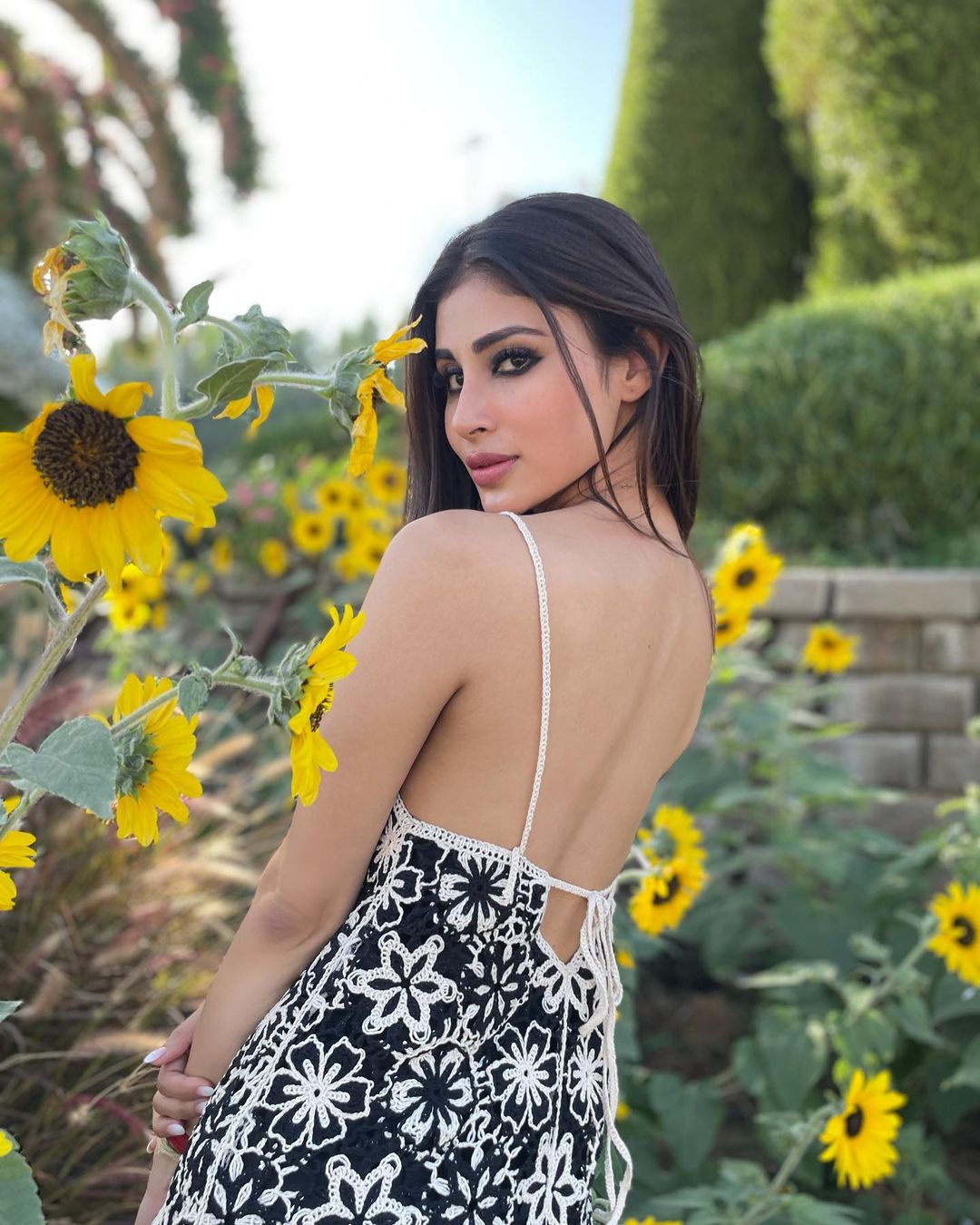 Mouni Roy -এর এই কালো সুতোর কাজ করা মিডি ড্রেস জনপ্রিয় হয়েছে সোশ্যাল মিডিয়ায়। (Image: Instagram) Mouni Roy -এর এই কালো সুতোর কাজ করা মিডি ড্রেস জনপ্রিয় হয়েছে সোশ্যাল মিডিয়ায়। (Image: Instagram)