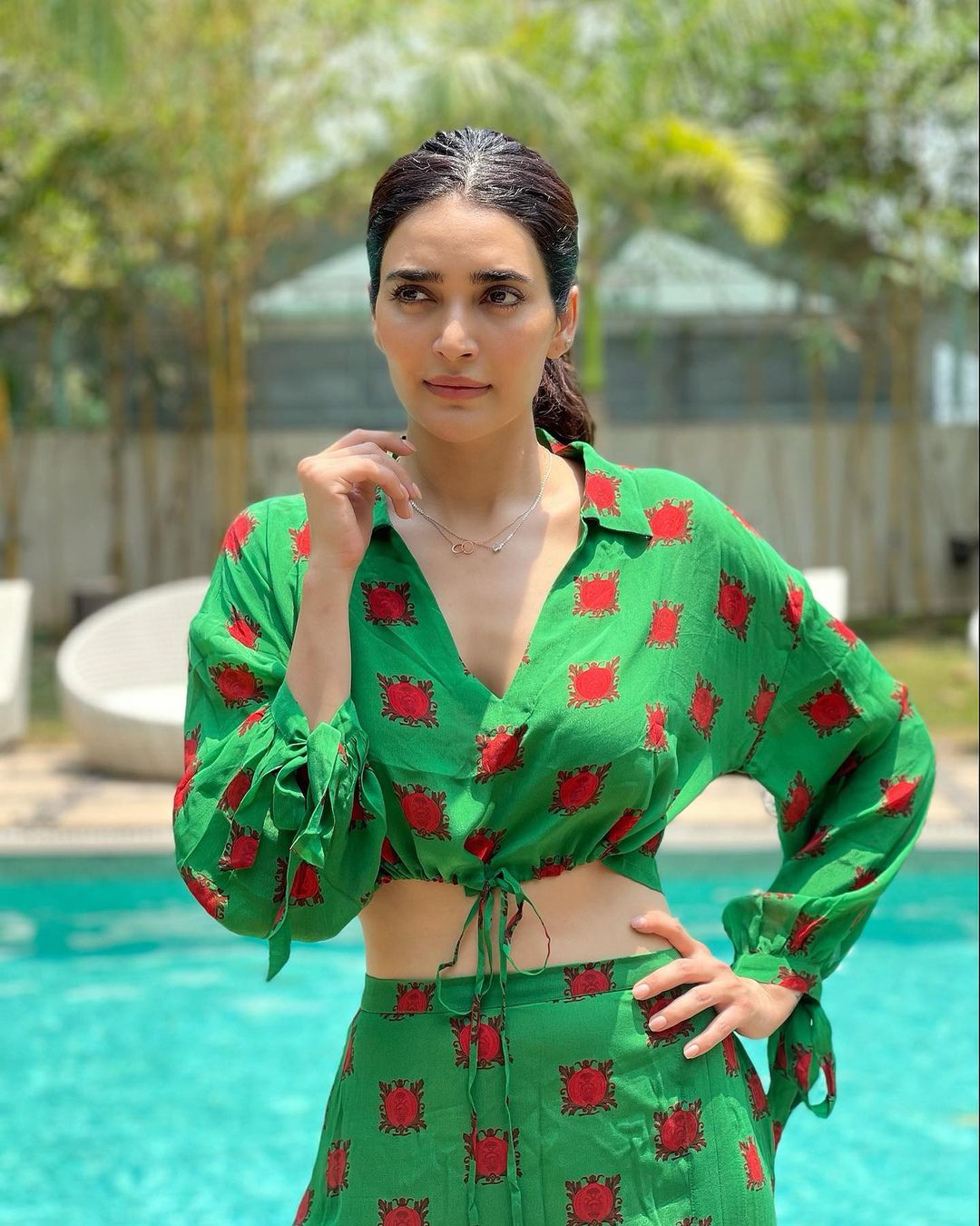 Karishma Tanna-র এই প্রিন্টেড ক্রপ টপ ও স্কার্টে নজর আটকেছে নেটিজেনদের। তাঁর স্টাইলের প্রশংসায় মেতেছেন সকলে। (Image: Instagram) Karishma Tanna-র এই প্রিন্টেড ক্রপ টপ ও স্কার্টে নজর আটকেছে নেটিজেনদের। তাঁর স্টাইলের প্রশংসায় মেতেছেন সকলে। (Image: Instagram)