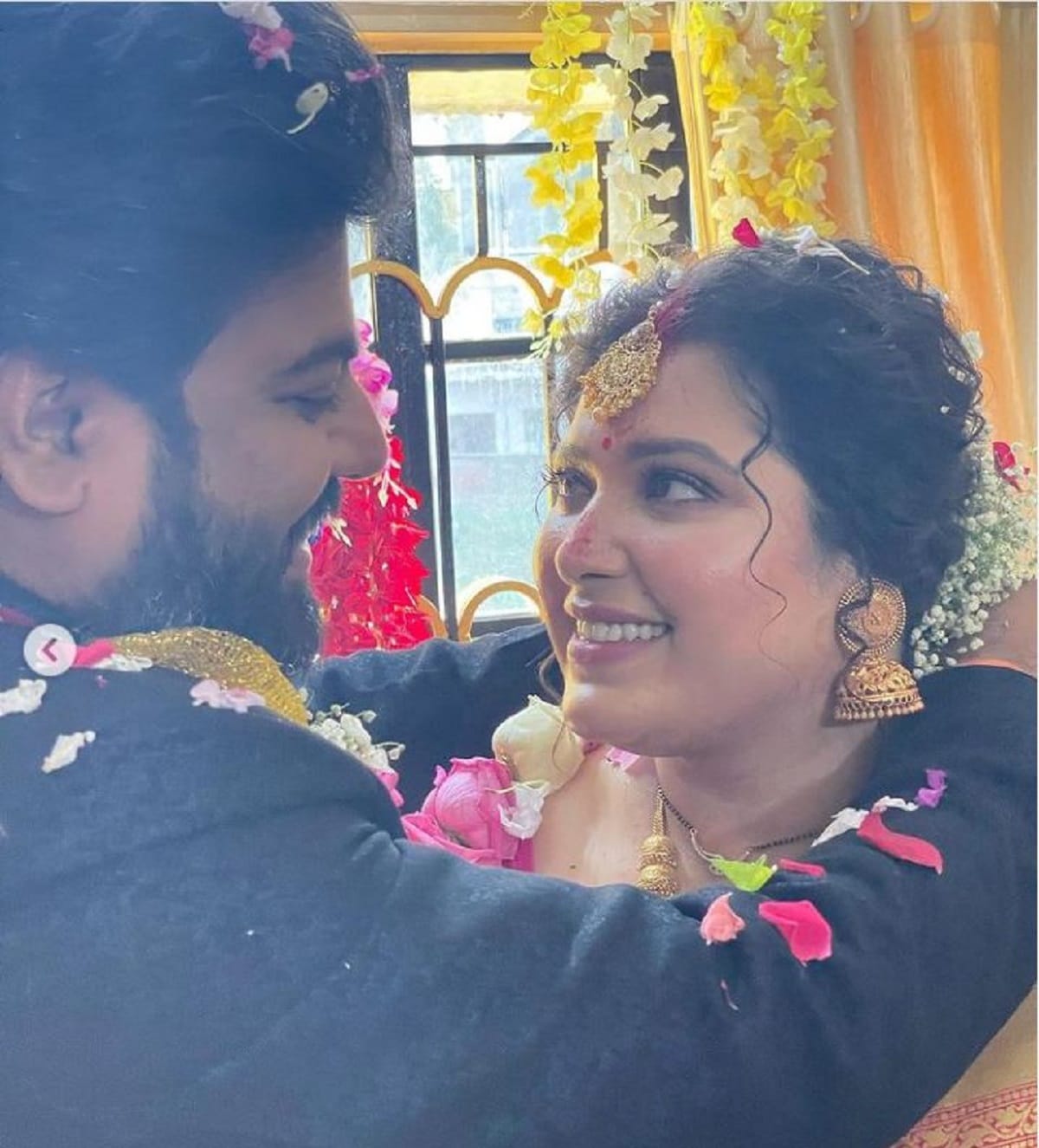 পাত্রের নাম অমিত ভাটিয়া। শুভশ্রী বিয়ের ছবি শেয়ার করে বড় বোনকে বিয়ের এবং নতুন জীবন শুরুর শুভেচ্ছা জানান। এবং নতুন জামাইবাবু অমিতকেও শুভেচ্ছে জানান। (photo source Instagram) পাত্রের নাম অমিত ভাটিয়া। শুভশ্রী বিয়ের ছবি শেয়ার করে বড় বোনকে বিয়ের এবং নতুন জীবন শুরুর শুভেচ্ছা জানান। এবং নতুন জামাইবাবু অমিতকেও শুভেচ্ছে জানান। (photo source Instagram)