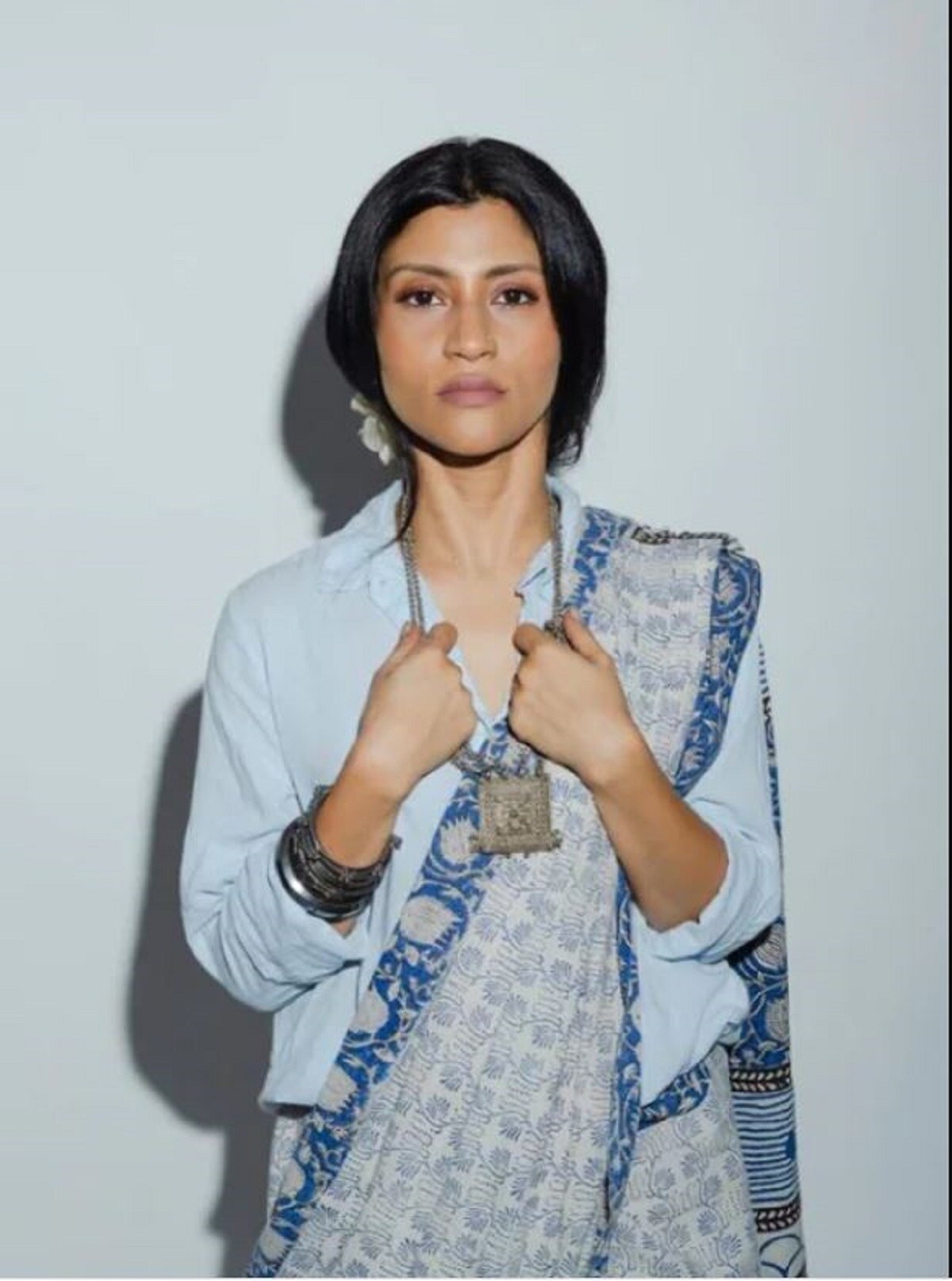 কঙ্কণা সেন শর্মার (Konkona Sen Sharma) আঞ্চলিক ভাষার ছবি অবশ্য শুধু বাংলা ভাষার ছবিতেই সীমাবদ্ধ। মা অপর্ণা সেনের (Aparna Sen) পরিচালনায় গয়নার বাক্স (Goynar Baksho), ঋতুপর্ণ ঘোষের (c) পরিচালনায় তিতলি (Titli)- তালিকা বাড়বে বই কমবে না! বাংলা ছবিতে আত্মপ্রকাশ করে তার পর বলিউডে কদম শক্ত করেন এই নায়িকা। কঙ্কণা সেন শর্মার (Konkona Sen Sharma) আঞ্চলিক ভাষার ছবি অবশ্য শুধু বাংলা ভাষার ছবিতেই সীমাবদ্ধ। মা অপর্ণা সেনের (Aparna Sen) পরিচালনায় গয়নার বাক্স (Goynar Baksho), ঋতুপর্ণ ঘোষের (c) পরিচালনায় তিতলি (Titli)- তালিকা বাড়বে বই কমবে না! বাংলা ছবিতে আত্মপ্রকাশ করে তার পর বলিউডে কদম শক্ত করেন এই নায়িকা।