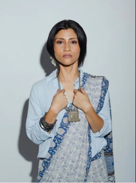 কঙ্কণা সেন শর্মার (Konkona Sen Sharma) আঞ্চলিক ভাষার ছবি অবশ্য শুধু বাংলা ভাষার ছবিতেই সীমাবদ্ধ। মা অপর্ণা সেনের (Aparna Sen) পরিচালনায় গয়নার বাক্স (Goynar Baksho), ঋতুপর্ণ ঘোষের (c) পরিচালনায় তিতলি (Titli)- তালিকা বাড়বে বই কমবে না! বাংলা ছবিতে আত্মপ্রকাশ করে তার পর বলিউডে কদম শক্ত করেন এই নায়িকা।