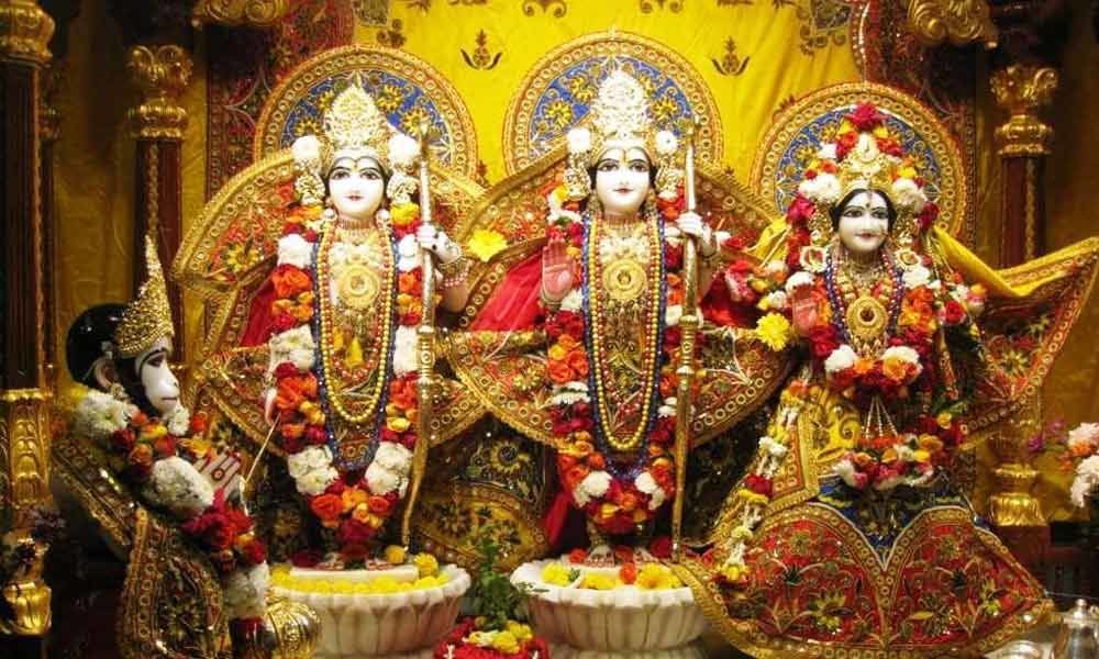 • রামের জন্ম হয়েছিল দুপুর বারোটার পরে। তাই যাঁরা উপবাস পালন করে এই দিন মর্যাদা পুরুষোত্তমের আরাধনা করবে, তাঁদের তা করতে হবে ২১ এপ্রিল সকাল ১১টা ০২ মিনিট থেকে দুপুর ১টা ৩৮ মিনিটের মধ্যে- পূজা দেওয়ার এটিই প্রকৃষ্ট সময়। • রামের জন্ম হয়েছিল দুপুর বারোটার পরে। তাই যাঁরা উপবাস পালন করে এই দিন মর্যাদা পুরুষোত্তমের আরাধনা করবে, তাঁদের তা করতে হবে ২১ এপ্রিল সকাল ১১টা ০২ মিনিট থেকে দুপুর ১টা ৩৮ মিনিটের মধ্যে- পূজা দেওয়ার এটিই প্রকৃষ্ট সময়।