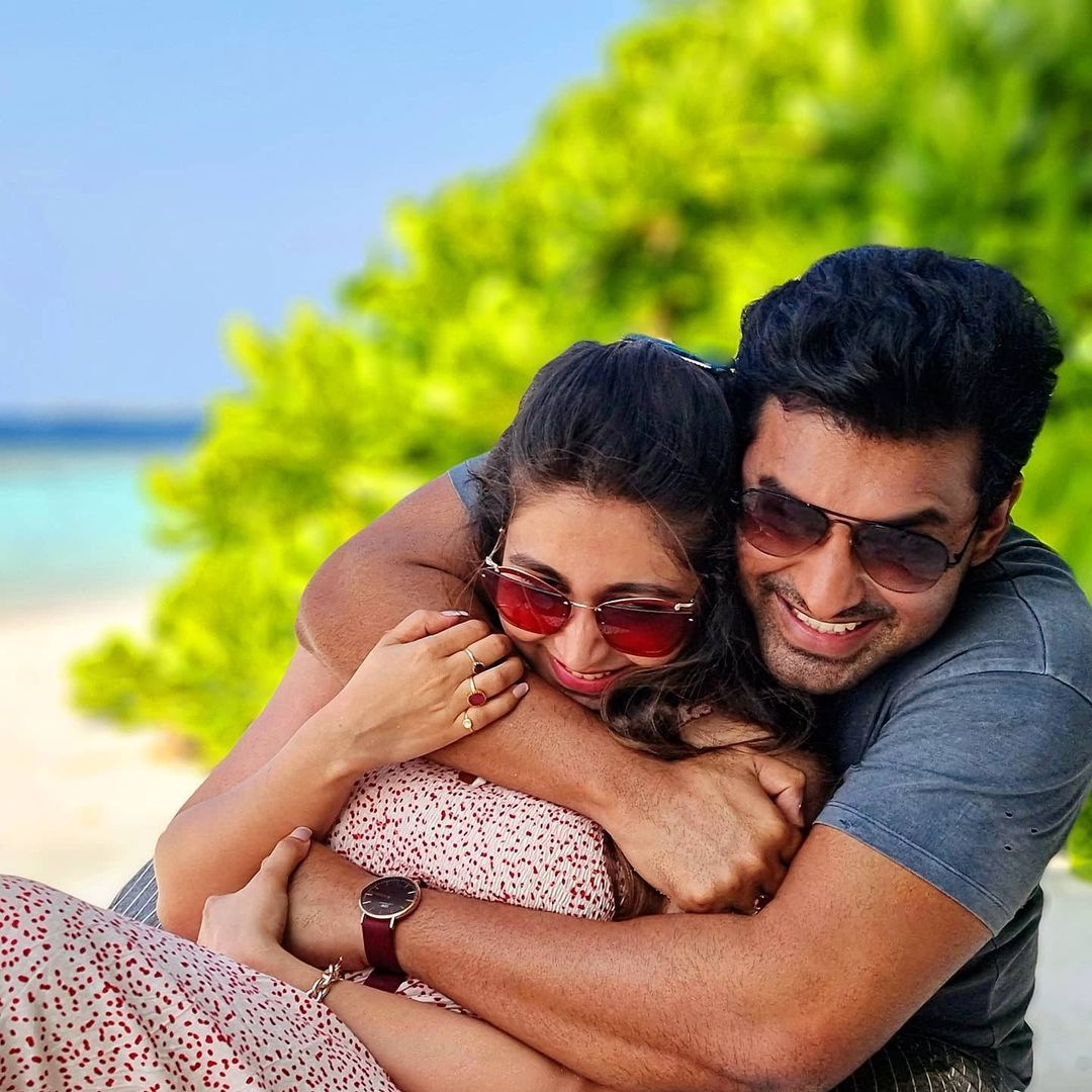 *তবে অঙ্কুশ-ঐন্দ্রিলার মালদ্বীপ সফর শেষ হওয়ার আগেই করোনা আক্রান্ত হন ঐন্দ্রিলা। ফলে জন্মদিনের আগে দেশে ফিরে আসার কথা থাকলেও শেষ পর্যন্ত তা হয়নি। মা-কে ছাড়াই ঐন্দ্রিলাকে আইসলেশোনে কাটাতে হয়েছে বিশেষ দিনটি। যদিও সেলিব্রেশনের কোনও খামতি রাখেননি অঙ্কুশ। ছবিঃ ইনস্টাগ্রাম। *তবে অঙ্কুশ-ঐন্দ্রিলার মালদ্বীপ সফর শেষ হওয়ার আগেই করোনা আক্রান্ত হন ঐন্দ্রিলা। ফলে জন্মদিনের আগে দেশে ফিরে আসার কথা থাকলেও শেষ পর্যন্ত তা হয়নি। মা-কে ছাড়াই ঐন্দ্রিলাকে আইসলেশোনে কাটাতে হয়েছে বিশেষ দিনটি। যদিও সেলিব্রেশনের কোনও খামতি রাখেননি অঙ্কুশ। ছবিঃ ইনস্টাগ্রাম।