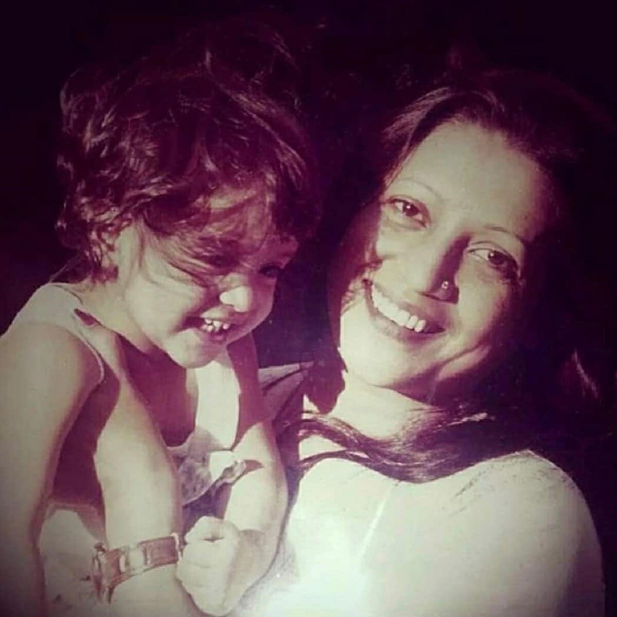 •সুচিত্রার কোলে ছোট্ট রাইমা(Raima Sen)৷ দিদার জন্মদিনে (Suchitra Sen birthday)এমনই একটি ছবি পোস্ট করেন তিনি৷ এই ছবিতে সুচিত্রার চেহারায় যেন হাল্কা বয়সের ছাপ পড়েছে৷ নিজের দিদার এমন চেহারা সম্ভবত প্রথমবার সকলের সামনে আনলেন রাইমা৷ সৌন্দর্য্যে যেন কখনও তাঁর সঙ্গে ছাড়েনি, তাই এই ছবিতেও তিনি সমানভাবে সুন্দর, সাবলীল৷ •সুচিত্রার কোলে ছোট্ট রাইমা(Raima Sen)৷ দিদার জন্মদিনে (Suchitra Sen birthday)এমনই একটি ছবি পোস্ট করেন তিনি৷ এই ছবিতে সুচিত্রার চেহারায় যেন হাল্কা বয়সের ছাপ পড়েছে৷ নিজের দিদার এমন চেহারা সম্ভবত প্রথমবার সকলের সামনে আনলেন রাইমা৷ সৌন্দর্য্যে যেন কখনও তাঁর সঙ্গে ছাড়েনি, তাই এই ছবিতেও তিনি সমানভাবে সুন্দর, সাবলীল৷