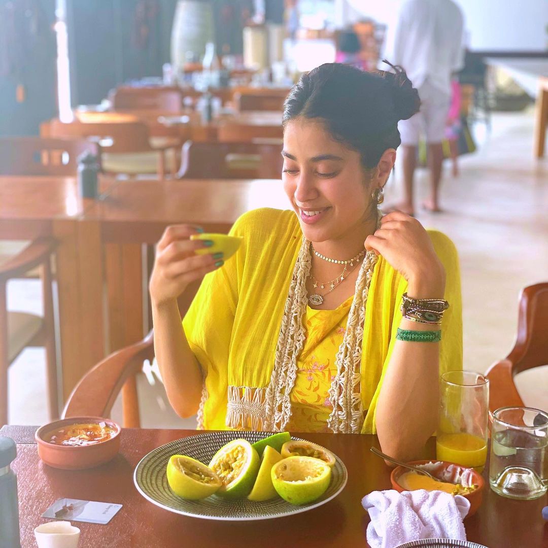 • কখনও বা ব্রেকফাস্ট টেবলের ছবি, কখনও সেলফি, কখনও এমনই দু-চারটে ক্যাজুয়াল ক্লিক । ছবি- ইনস্টাগ্রাম । • কখনও বা ব্রেকফাস্ট টেবলের ছবি, কখনও সেলফি, কখনও এমনই দু-চারটে ক্যাজুয়াল ক্লিক । ছবি- ইনস্টাগ্রাম ।