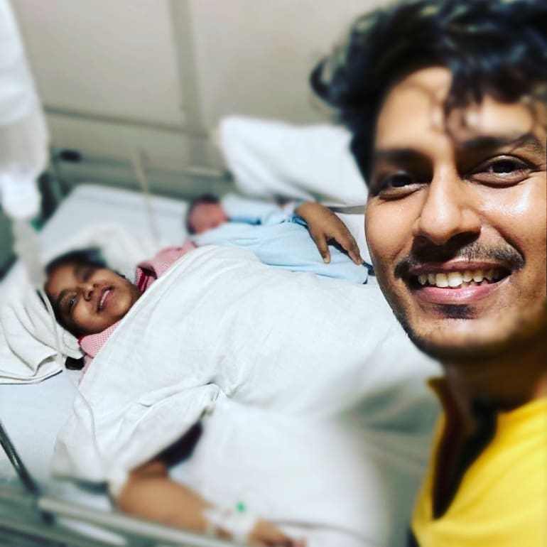 *ধারাবাহিক 'ভালবাসা ডট কম' থেকে শুরু হয়েছিল ওম-তোড়ার ভালোবাসার গল্প। পর্দার 'ওম-তোড়া' এবার বাস্তবে মা-বাবা হলেন। ছবিঃ ইনস্টাগ্রাম। *ধারাবাহিক 'ভালবাসা ডট কম' থেকে শুরু হয়েছিল ওম-তোড়ার ভালোবাসার গল্প। পর্দার 'ওম-তোড়া' এবার বাস্তবে মা-বাবা হলেন। ছবিঃ ইনস্টাগ্রাম।