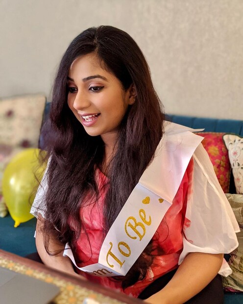 *ছোটবেলার বন্ধু শিলাদিত‍্যর সঙ্গে সাত পাকে বাঁধা পড়েন শ্রেয়া ঘোষাল। বিয়ের ৬ বছর পর প্রথম সন্তানের জন্ম দিতে চলেছেন গায়িকা। ছবিঃ ইনস্টাগ্রাম।