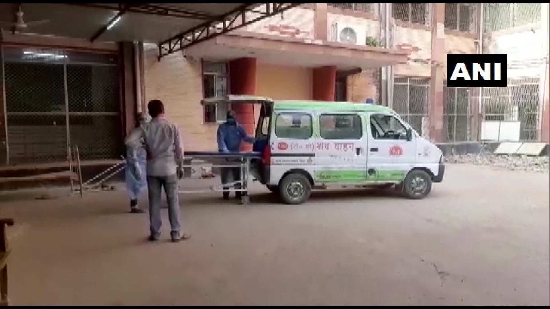 • করোনা রীতি মেনে ওই মৃতদেহ সৎকার করতে গিয়ে মৃতের মুখ দেখার জন্য পরিজনরা ব্যকুল হয়ে পড়েন । মুখ খুলতেই দেখা যায়, মৃতদেহটি অন্য কোনও ব্যক্তির । • করোনা রীতি মেনে ওই মৃতদেহ সৎকার করতে গিয়ে মৃতের মুখ দেখার জন্য পরিজনরা ব্যকুল হয়ে পড়েন । মুখ খুলতেই দেখা যায়, মৃতদেহটি অন্য কোনও ব্যক্তির ।