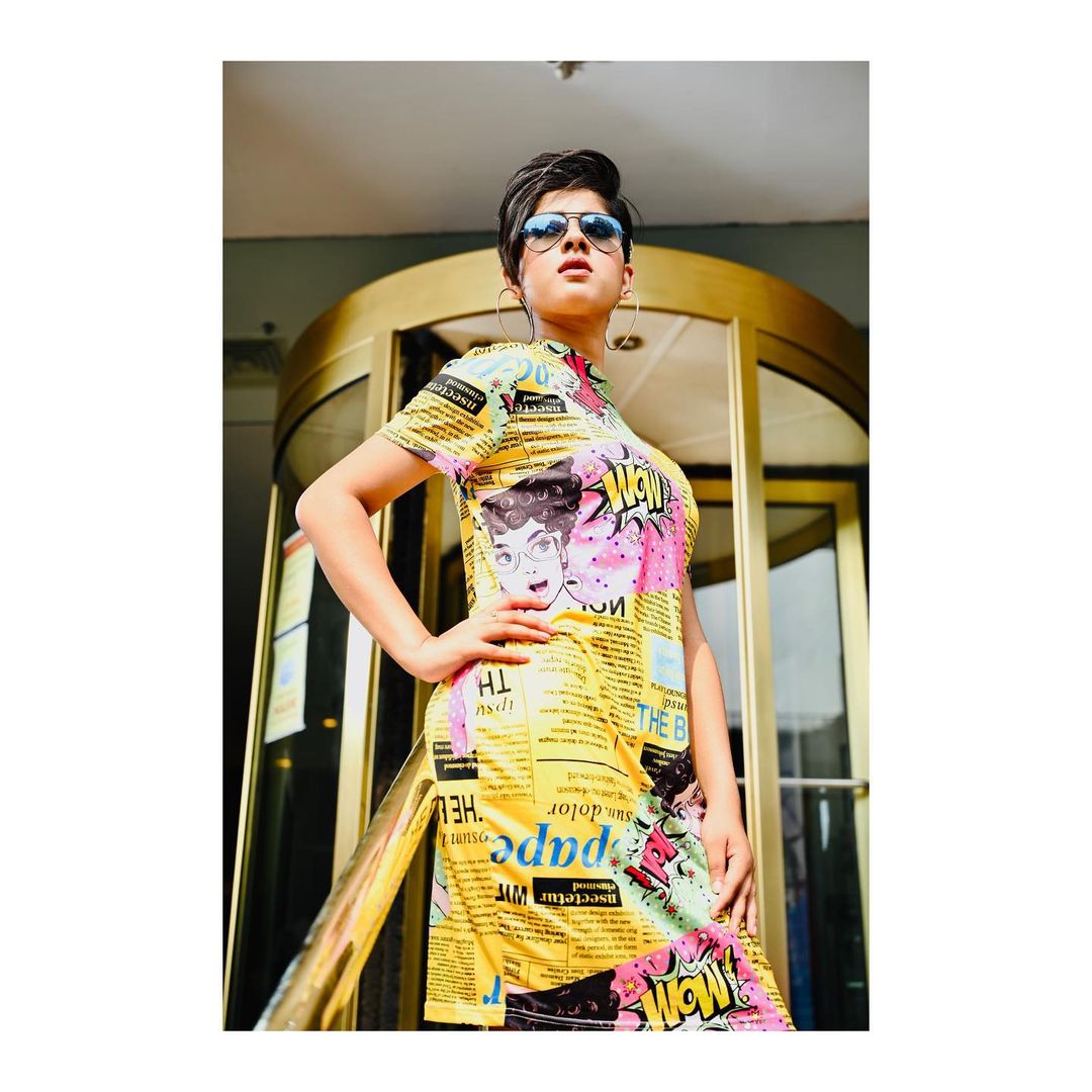 *দিতিপ্রিয়ার শ্বাসকষ্ট জনিত সমস্যা রয়েছে। ফলে একটু চিন্তা রয়েছেই। তার সঙ্গে রয়েছে শারীরিক দুর্বলতা। একই সঙ্গে তাঁর বাবা ক্যানসার সারভাইভার। যদিও তিনি সম্পূর্ণ উপসর্গহীন ছিলেন। তবে সম্ভবত তাঁর থেকেই সংক্রমণ ছড়ায় মা এবং মেয়ের শরীরে। ছবিঃ সংগৃহীত। *দিতিপ্রিয়ার শ্বাসকষ্ট জনিত সমস্যা রয়েছে। ফলে একটু চিন্তা রয়েছেই। তার সঙ্গে রয়েছে শারীরিক দুর্বলতা। একই সঙ্গে তাঁর বাবা ক্যানসার সারভাইভার। যদিও তিনি সম্পূর্ণ উপসর্গহীন ছিলেন। তবে সম্ভবত তাঁর থেকেই সংক্রমণ ছড়ায় মা এবং মেয়ের শরীরে। ছবিঃ সংগৃহীত।