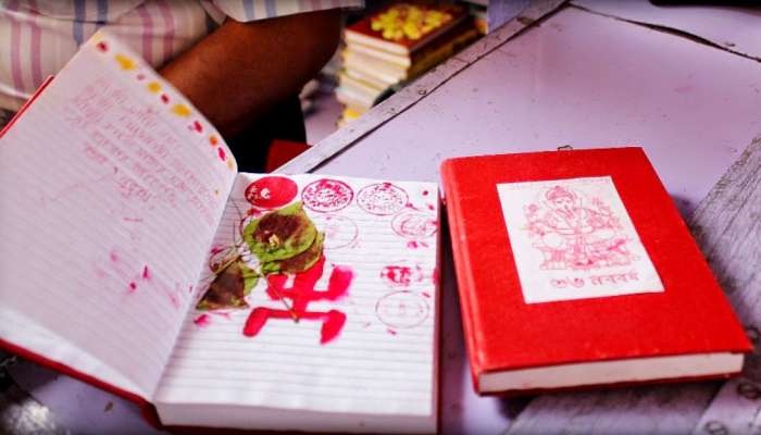 • ব্যবসায়ীরা বাড়িতেই হালখাতার রীতি পালন করতে পারেন ৷ নতুন খাতায় লাল কালি দিয়ে স্বস্তিক চিহ্ন আঁকতে হবে ৷ তার নীচে তিনটি বা পাঁচটি কয়েনের ছাপ দিয়ে লাল কালিতে গণপতায় নমোঃ লিখে নিন ৷ • ব্যবসায়ীরা বাড়িতেই হালখাতার রীতি পালন করতে পারেন ৷ নতুন খাতায় লাল কালি দিয়ে স্বস্তিক চিহ্ন আঁকতে হবে ৷ তার নীচে তিনটি বা পাঁচটি কয়েনের ছাপ দিয়ে লাল কালিতে গণপতায় নমোঃ লিখে নিন ৷