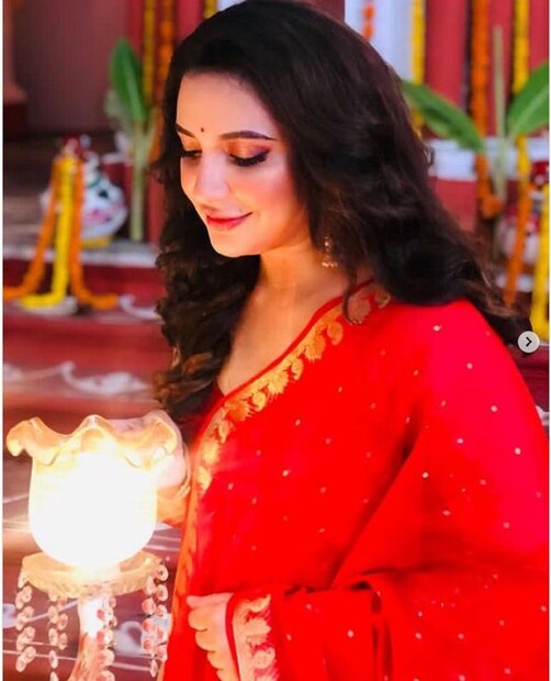 লাল শাড়িতে, ছোট্ট টিপে ছিমছাম শুভশ্রী। জানালেন নববর্ষের শুভেচ্ছে। photo source Instagram