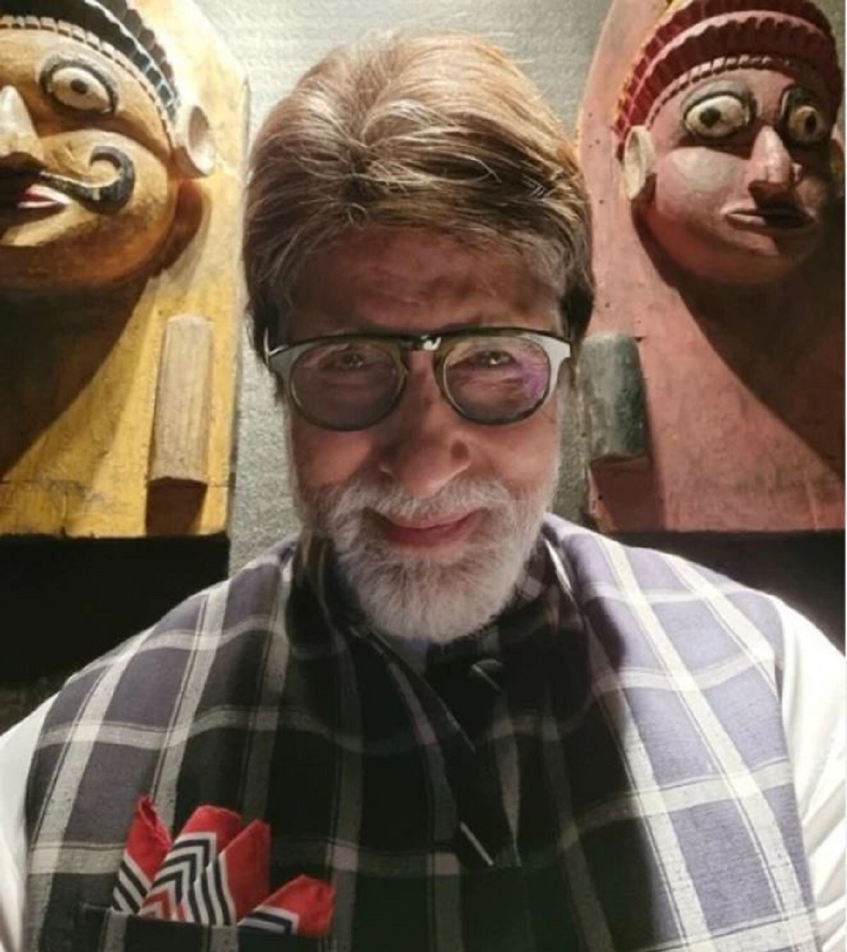 আঞ্চলিক ভাষার ছবিতে নজর কেড়েছেন অমিতাভ বচ্চনও (Amitabh Bachchan)। কন্নড় ছবি অম্রুতধারে (Amrutadhare), মলয়ালম ছবি কান্দাহার (Kandahar), ভোজপুরি ছবি গঙ্গা (Ganga), মরাঠি ছবি এক ক্রান্তিবীর (Ek Krantiveer), তেলুগু ছবি সিয়ে রা নরসিমহা রেড্ডি (Sye Raa Narasimha Reddy)- তালিকা নেহাত ছোট নয়। আঞ্চলিক ভাষার ছবিতে নজর কেড়েছেন অমিতাভ বচ্চনও (Amitabh Bachchan)। কন্নড় ছবি অম্রুতধারে (Amrutadhare), মলয়ালম ছবি কান্দাহার (Kandahar), ভোজপুরি ছবি গঙ্গা (Ganga), মরাঠি ছবি এক ক্রান্তিবীর (Ek Krantiveer), তেলুগু ছবি সিয়ে রা নরসিমহা রেড্ডি (Sye Raa Narasimha Reddy)- তালিকা নেহাত ছোট নয়।