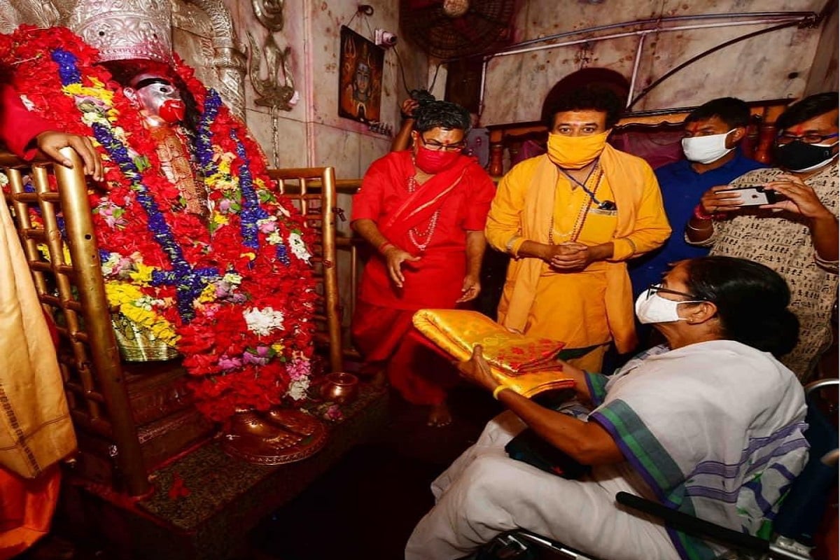 আজ শনিবার তারাপীঠ মন্দিরে তারা মায়ের পুজো দিলেন মমতা বন্দ্যোপাধ্যায়। আজ বীরভূমের ১১ পার্থীর জন্য ভার্চুয়াল সভা ছিল তাঁর। আজ শনিবার তারাপীঠ মন্দিরে তারা মায়ের পুজো দিলেন মমতা বন্দ্যোপাধ্যায়। আজ বীরভূমের ১১ পার্থীর জন্য ভার্চুয়াল সভা ছিল তাঁর।