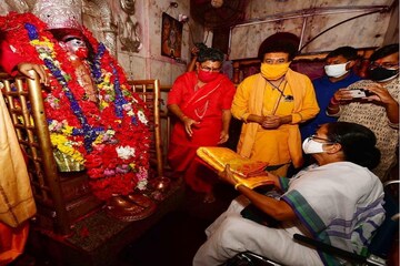 বাংলার মানুষের করোনা-আরোগ্য কামনায় তারাপীঠের মন্দিরে পুজো দিলেন মমতা