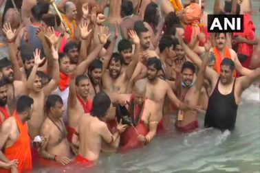 ভারতের করোনাভাইরাসের দ্বিতীয় ঢেউ আরও মারাত্মক রূপ নিয়ে ফেলেছে। সোমবার কেন্দ্রীয় স্বাস্থ্যমন্ত্রকের রিপোর্ট বলছে, গত ২৪ ঘণ্টায় দেশজুড়ে কোভিড ১৯ ভাইরাসে আক্রান্ত হয়েছেন ১ লক্ষ ৬৮ হাজার ৯১২ জন। ভারতের করোনাভাইরাসের দ্বিতীয় ঢেউ আরও মারাত্মক রূপ নিয়ে ফেলেছে। সোমবার কেন্দ্রীয় স্বাস্থ্যমন্ত্রকের রিপোর্ট বলছে, গত ২৪ ঘণ্টায় দেশজুড়ে কোভিড ১৯ ভাইরাসে আক্রান্ত হয়েছেন ১ লক্ষ ৬৮ হাজার ৯১২ জন।