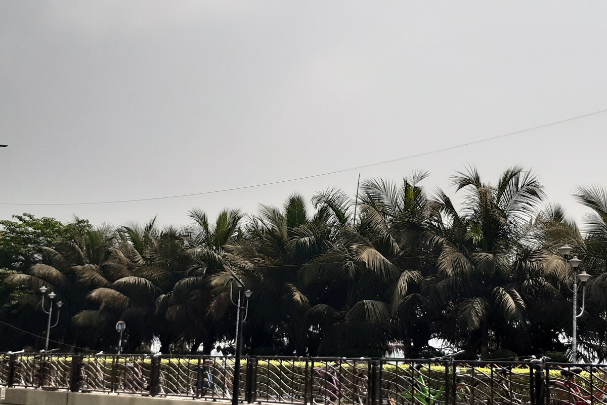 দক্ষিণ-পূর্ব বঙ্গোপসাগরে নিম্নচাপ গভীর নিম্নচাপে পরিণত হবে এর প্রভাবে সমুদ্র উত্তাল হবে আন্দামান সাগরে ।আন্দামান ও নিকোবর দ্বীপপুঞ্জে ঝোড়ো হাওয়ার সঙ্গে বৃষ্টির পূর্বাভাস। উত্তর প্রদেশ থেকে মিজোরাম পর্যন্ত পূর্ব-পশ্চিম অক্ষরেখা বিস্তৃত। এর ফলে উত্তর-পূর্ব ভারতের রাজ্যগুলি তে বৃষ্টি হওয়ার সম্ভাবনা। দক্ষিণবঙ্গের তামিলনাডু তেলেঙ্গানা পুদুচেরি সহ সৌরাষ্ট্র তাপপ্রবাহের সম্ভাবনা। গুজরাটে ও তাপপ্রবাহের সম্ভাবনা রয়েছে। Input- BISWAJIT SAHA দক্ষিণ-পূর্ব বঙ্গোপসাগরে নিম্নচাপ গভীর নিম্নচাপে পরিণত হবে এর প্রভাবে সমুদ্র উত্তাল হবে আন্দামান সাগরে ।আন্দামান ও নিকোবর দ্বীপপুঞ্জে ঝোড়ো হাওয়ার সঙ্গে বৃষ্টির পূর্বাভাস। উত্তর প্রদেশ থেকে মিজোরাম পর্যন্ত পূর্ব-পশ্চিম অক্ষরেখা বিস্তৃত। এর ফলে উত্তর-পূর্ব ভারতের রাজ্যগুলি তে বৃষ্টি হওয়ার সম্ভাবনা। দক্ষিণবঙ্গের তামিলনাডু তেলেঙ্গানা পুদুচেরি সহ সৌরাষ্ট্র তাপপ্রবাহের সম্ভাবনা। গুজরাটে ও তাপপ্রবাহের সম্ভাবনা রয়েছে। Input- BISWAJIT SAHA