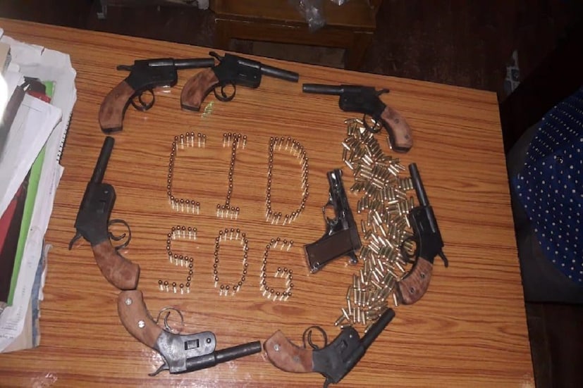 # কলকাতা : তৃতীয় দফায় নির্বাচনের আগে বিপুল পরিমান আগ্নেয়াস্ত্র ও গুলি সহ সিআইডি হাতে ধৃত এক অস্ত্র কারবারী | সিআইডি সূত্রে খবর, ধৃতের নাম ব্রিজ কিশোর তিওয়ারি | ডানকুনি টোল প্লাজা কাছে বাসে নাকা চেকিং করার সময় সিআইডি স্পেশাল অপারেশন গ্রুপের আধিকারিকরা গ্রেফতার করে অস্ত্রসহ ওই ব্যক্তিকে | ধৃত ঝাড়খন্ড এর পালামৌয়ের বাসিন্দা | সিআইডি সূত্রে খবর , বাসের নয় নম্বর সিটে ওই অভিযুক্ত বসে ছিল | বাস এর সিটের নিচে তল্লাশি চালায় সিআইডি | উদ্ধার হয় আটটি আগ্নেয়াস্ত্র ও ২৯৭ রাউন্ড গুলি | # কলকাতা : তৃতীয় দফায় নির্বাচনের আগে বিপুল পরিমান আগ্নেয়াস্ত্র ও গুলি সহ সিআইডি হাতে ধৃত এক অস্ত্র কারবারী | সিআইডি সূত্রে খবর, ধৃতের নাম ব্রিজ কিশোর তিওয়ারি | ডানকুনি টোল প্লাজা কাছে বাসে নাকা চেকিং করার সময় সিআইডি স্পেশাল অপারেশন গ্রুপের আধিকারিকরা গ্রেফতার করে অস্ত্রসহ ওই ব্যক্তিকে | ধৃত ঝাড়খন্ড এর পালামৌয়ের বাসিন্দা | সিআইডি সূত্রে খবর , বাসের নয় নম্বর সিটে ওই অভিযুক্ত বসে ছিল | বাস এর সিটের নিচে তল্লাশি চালায় সিআইডি | উদ্ধার হয় আটটি আগ্নেয়াস্ত্র ও ২৯৭ রাউন্ড গুলি |