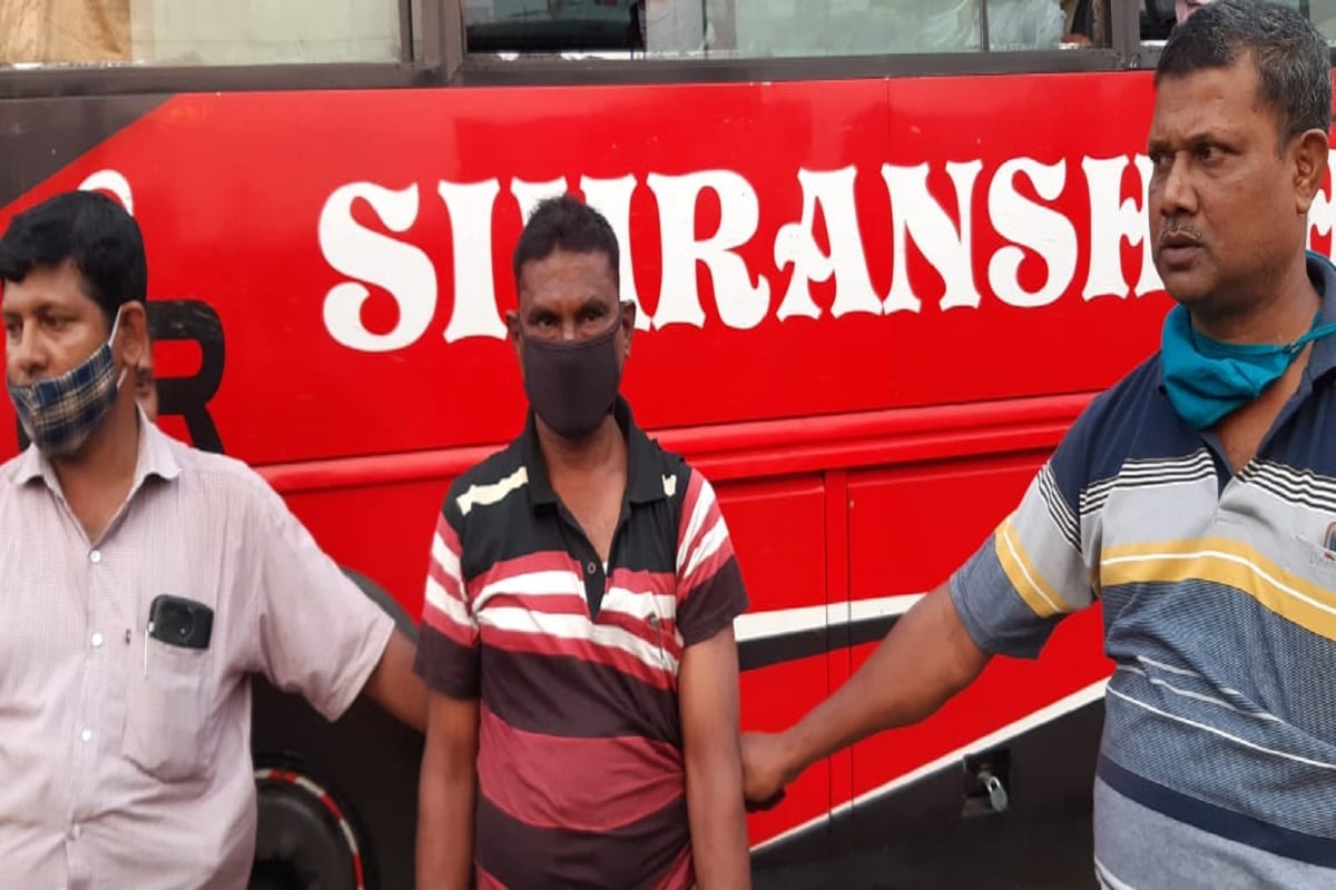 কলকাতা থেকে এতো গুলি এবং এত আগ্নেয়াস্ত্র কোথায় পাচার হচ্ছিল? সেই প্রশ্নের উত্তর খুঁজতেই কপালে ভাঁজ পড়েছে রাজ্য পুলিশের গোয়েন্দাদের| কারণ ধৃত ব্যক্তি বিভ্রান্ত করতে বাংলাদেশ এ নিয়ে যাওয়ার কথা বলছে কিনা খতিয়ে দেখবে সিআইডি | ধৃত ব্রিজ কিশোর তিওয়ারি ক্যারিয়ার হিসাবেই কাজ করে বলে জানা গিয়েছে সিআইডি সূত্রে | এর আগেও ধৃত ব্রিজ কিশোর তিন বার কলকাতায় এসেছিলো অস্ত্র নিয়ে | সেই বিষয়ে জেরা করবে সিআইডি | কলকাতা থেকে এতো গুলি এবং এত আগ্নেয়াস্ত্র কোথায় পাচার হচ্ছিল? সেই প্রশ্নের উত্তর খুঁজতেই কপালে ভাঁজ পড়েছে রাজ্য পুলিশের গোয়েন্দাদের| কারণ ধৃত ব্যক্তি বিভ্রান্ত করতে বাংলাদেশ এ নিয়ে যাওয়ার কথা বলছে কিনা খতিয়ে দেখবে সিআইডি | ধৃত ব্রিজ কিশোর তিওয়ারি ক্যারিয়ার হিসাবেই কাজ করে বলে জানা গিয়েছে সিআইডি সূত্রে | এর আগেও ধৃত ব্রিজ কিশোর তিন বার কলকাতায় এসেছিলো অস্ত্র নিয়ে | সেই বিষয়ে জেরা করবে সিআইডি |