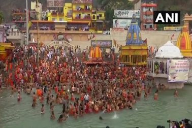 সাধু-সন্ত-ভক্তরা কোনও রমক করোনাবিধি না মেনে নেমে পড়েছেন গঙ্গায় পুণ্যস্নান করতে। মহাকুম্ভের দ্বিতীয় 'শাহি স্নান'-এ অংশ নিয়েছেন তাঁরা। সাধু-সন্ত-ভক্তরা কোনও রমক করোনাবিধি না মেনে নেমে পড়েছেন গঙ্গায় পুণ্যস্নান করতে। মহাকুম্ভের দ্বিতীয় 'শাহি স্নান'-এ অংশ নিয়েছেন তাঁরা।