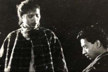 ৩) এই ছবিটি ৩৫ বছরের পুরনো। ইরফানের সঙ্গে রয়েছেন তাঁর তখনকার প্রেমিকা ও পরে স্ত্রী সুতপা শিকদার (Sutapa Shikdar)। ন্যাশনাল স্কুল অফ ড্রামার ছাত্র ছিলেন দু'জনেই। সেখানেই আলাপ ও প্রেম। ১৯৯৫ সালে বিবাহ বন্ধনে আবদ্ধ হন তাঁরা। ইরফানের মৃত্যুর পর সুতপা বলেছিলেন তাঁর পুরনো বন্ধু চলে গেল। ৩) এই ছবিটি ৩৫ বছরের পুরনো। ইরফানের সঙ্গে রয়েছেন তাঁর তখনকার প্রেমিকা ও পরে স্ত্রী সুতপা শিকদার (Sutapa Shikdar)। ন্যাশনাল স্কুল অফ ড্রামার ছাত্র ছিলেন দু'জনেই। সেখানেই আলাপ ও প্রেম। ১৯৯৫ সালে বিবাহ বন্ধনে আবদ্ধ হন তাঁরা। ইরফানের মৃত্যুর পর সুতপা বলেছিলেন তাঁর পুরনো বন্ধু চলে গেল।
