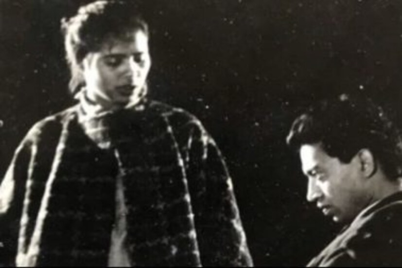৩) এই ছবিটি ৩৫ বছরের পুরনো। ইরফানের সঙ্গে রয়েছেন তাঁর তখনকার প্রেমিকা ও পরে স্ত্রী সুতপা শিকদার (Sutapa Shikdar)। ন্যাশনাল স্কুল অফ ড্রামার ছাত্র ছিলেন দু'জনেই। সেখানেই আলাপ ও প্রেম। ১৯৯৫ সালে বিবাহ বন্ধনে আবদ্ধ হন তাঁরা। ইরফানের মৃত্যুর পর সুতপা বলেছিলেন তাঁর পুরনো বন্ধু চলে গেল।