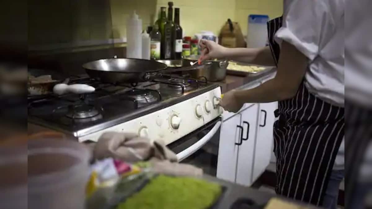 রান্নাঘরের গ্যাস ব্যবহারেও বাড়ছে বিশ্ব উষ্ণায়নের মাত্রা; বিতর্কে