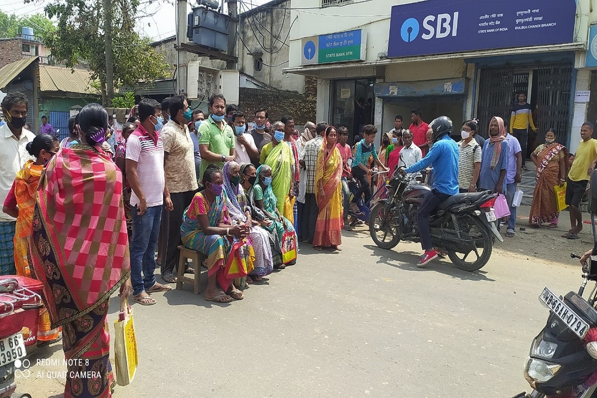 #মালদহ: করোনার থাবায় লাগাতার এক সপ্তাহের বেশি সময় ধরে ঝাঁপ বন্ধ ব্যাংকের। সোমবার সপ্তাহের প্রথম কাজের দিনে ব্যাংক খোলার কথা ছিল। সেইমতো সাত সকাল থেকেই ব্যাংকের সামনে ভিড় করেন বহু মানুষ। কিন্ত, সকাল দশটা নাগাদ ব্যাংকের দরজা খোলার পরিবর্তে দরজায় ফের এঁটে দেওয়া হয় অনিদৃষ্ট কাল বন্ধের নোটিশ। এতেই মাথায় হাত পড়ে পেনশনভোগী থেকে শুরু করে অসংখ্য সাধারণ গ্রাহকদের। শেষ পর্যন্ত রাস্তায় বসে পড়ে অবরোধ শুরু করেন পেনশনভোগী বৃদ্ধ-বৃদ্ধারা। #মালদহ: করোনার থাবায় লাগাতার এক সপ্তাহের বেশি সময় ধরে ঝাঁপ বন্ধ ব্যাংকের। সোমবার সপ্তাহের প্রথম কাজের দিনে ব্যাংক খোলার কথা ছিল। সেইমতো সাত সকাল থেকেই ব্যাংকের সামনে ভিড় করেন বহু মানুষ। কিন্ত, সকাল দশটা নাগাদ ব্যাংকের দরজা খোলার পরিবর্তে দরজায় ফের এঁটে দেওয়া হয় অনিদৃষ্ট কাল বন্ধের নোটিশ। এতেই মাথায় হাত পড়ে পেনশনভোগী থেকে শুরু করে অসংখ্য সাধারণ গ্রাহকদের। শেষ পর্যন্ত রাস্তায় বসে পড়ে অবরোধ শুরু করেন পেনশনভোগী বৃদ্ধ-বৃদ্ধারা।