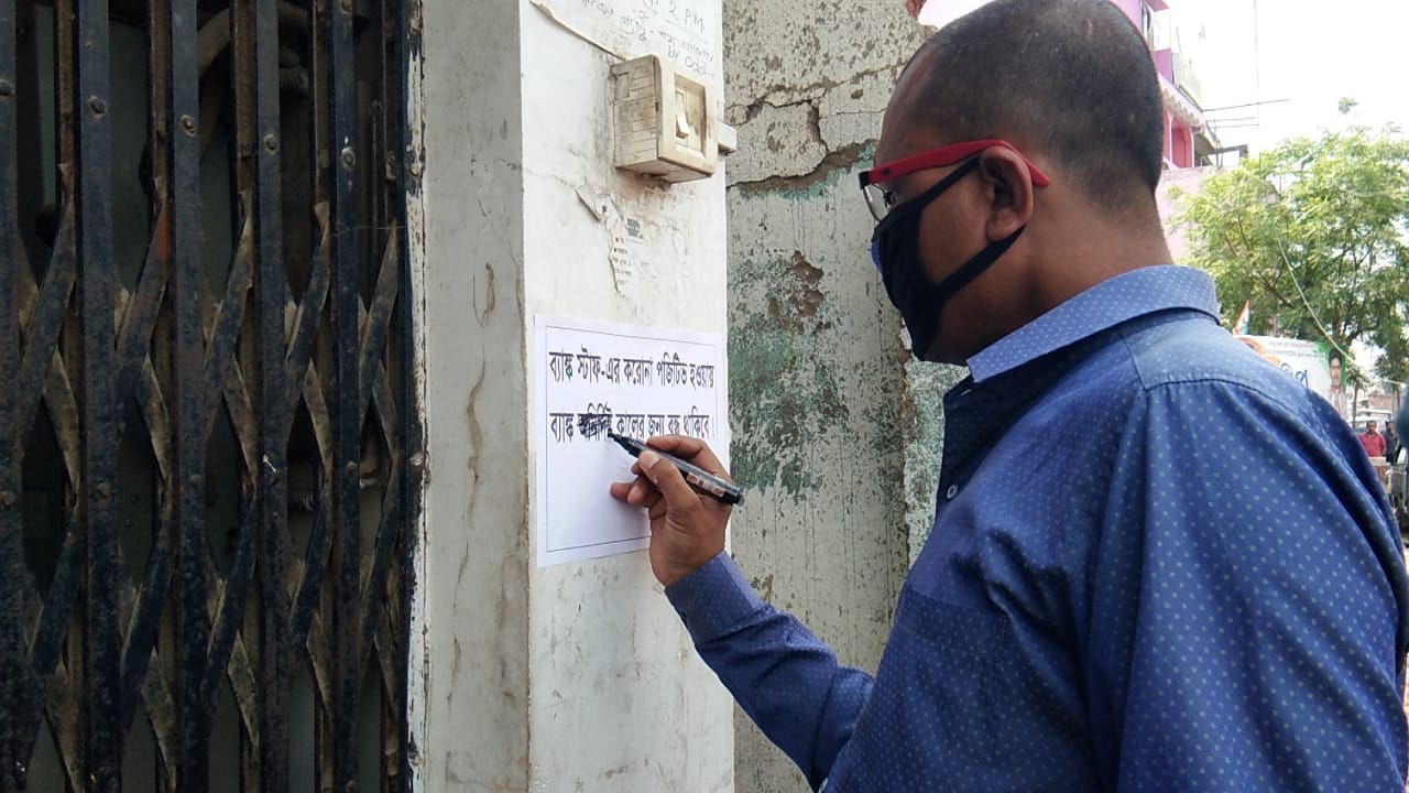 উপায় না পেয়ে শেষ পর্যন্ত ব্যাঙ্কের সামনেই মালদহ- নালাগোলা রাজ্য সড়কে অবরোধ করেন পেনশন প্রাপকরা।জানা গিয়েছে, চলতি মাসের প্রথম দিকে আচমকাই এই ব্যাঙ্কের ডেপুটি ম্যানেজার করোনা সংক্রমিত হয় বলে ধরা পড়ে। সেই সময়েই সতর্কতামূলক ব্যবস্থা হিসেবে টানা এক সপ্তাহ ব্যাংক বন্ধ থাকার কথা জানায় কর্তৃপক্ষ। ঠিক ছিল সোমবার থেকে ব্যাংকের পরিষেবা স্বাভাবিক থাকবে। কিন্তু, এদিন নতুন করে করনা আক্রান্ত হন ব্যাংকের ম্যানেজার এবং একাধিক কর্মী। ফলে ফের নতুন করে ব্যাঙ্ক বন্ধ সিদ্ধান্ত নেয় কর্তৃপক্ষ। উপায় না পেয়ে শেষ পর্যন্ত ব্যাঙ্কের সামনেই মালদহ- নালাগোলা রাজ্য সড়কে অবরোধ করেন পেনশন প্রাপকরা।জানা গিয়েছে, চলতি মাসের প্রথম দিকে আচমকাই এই ব্যাঙ্কের ডেপুটি ম্যানেজার করোনা সংক্রমিত হয় বলে ধরা পড়ে। সেই সময়েই সতর্কতামূলক ব্যবস্থা হিসেবে টানা এক সপ্তাহ ব্যাংক বন্ধ থাকার কথা জানায় কর্তৃপক্ষ। ঠিক ছিল সোমবার থেকে ব্যাংকের পরিষেবা স্বাভাবিক থাকবে। কিন্তু, এদিন নতুন করে করনা আক্রান্ত হন ব্যাংকের ম্যানেজার এবং একাধিক কর্মী। ফলে ফের নতুন করে ব্যাঙ্ক বন্ধ সিদ্ধান্ত নেয় কর্তৃপক্ষ।