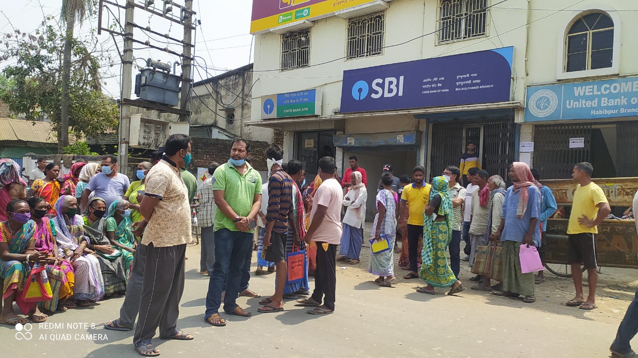 কিন্তু, অসুবিধেই পড়া পেনশনভোগীরা সাফ জানিয়ে দেন জেলা অন্যত্র কোন ব্যাঙ্কের শাখা থেকে কর্মী এনে ব্যাঙ্ক খুলতে হবে। শেষ পর্যন্ত অবরোধকারীদের সঙ্গে কথা বলতে এলাকায় পৌঁছয় হবিবপুর থানার পুলিশ। গ্রাহকদের স্বার্থে বিকল্প ব্যবস্থা করে ব্যাঙ্ক চালু রাখার বিষয়ে পদক্ষেপ নেওয়ার চেষ্টা হবে বলে জানিয়েছেন ব্যাঙ্ক কর্তৃপক্ষ। অন্যদিকে ব্যাঙ্কের গ্রাহকরাও সাফ জানিয়ে দিয়েছেন, মঙ্গলবার থেকে পরিষেবা স্বাভাবিক করা না হলে ফের বৃহত্তর আন্দোলনে নামবে। Input-Sebak DebSarma কিন্তু, অসুবিধেই পড়া পেনশনভোগীরা সাফ জানিয়ে দেন জেলা অন্যত্র কোন ব্যাঙ্কের শাখা থেকে কর্মী এনে ব্যাঙ্ক খুলতে হবে। শেষ পর্যন্ত অবরোধকারীদের সঙ্গে কথা বলতে এলাকায় পৌঁছয় হবিবপুর থানার পুলিশ। গ্রাহকদের স্বার্থে বিকল্প ব্যবস্থা করে ব্যাঙ্ক চালু রাখার বিষয়ে পদক্ষেপ নেওয়ার চেষ্টা হবে বলে জানিয়েছেন ব্যাঙ্ক কর্তৃপক্ষ। অন্যদিকে ব্যাঙ্কের গ্রাহকরাও সাফ জানিয়ে দিয়েছেন, মঙ্গলবার থেকে পরিষেবা স্বাভাবিক করা না হলে ফের বৃহত্তর আন্দোলনে নামবে। Input-Sebak DebSarma