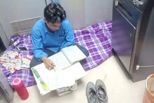 ATM-র ভিতরে বসে পড়াশোনা সারছেন নিরাপত্তা রক্ষী, ছবি ভাইরাল সোশ্যাল মিডিয়ায়! ATM-র ভিতরে বসে পড়াশোনা সারছেন নিরাপত্তা রক্ষী, ছবি ভাইরাল সোশ্যাল মিডিয়ায়!