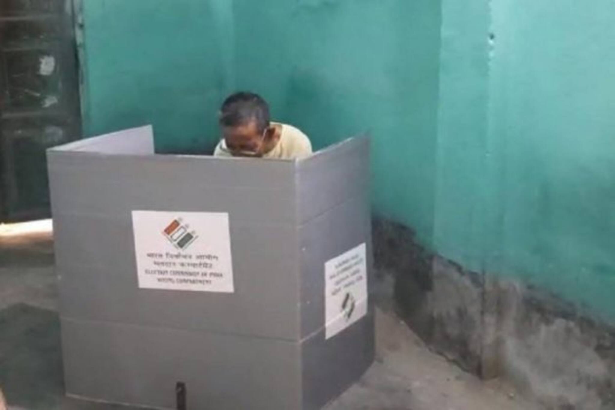 বাড়ি বাড়ি গিয়ে প্রবীণ এবং বিশেষভাবে সক্ষম ভোটারদের ভোটগ্রহন শুরু উত্তর দিনাজপুরে