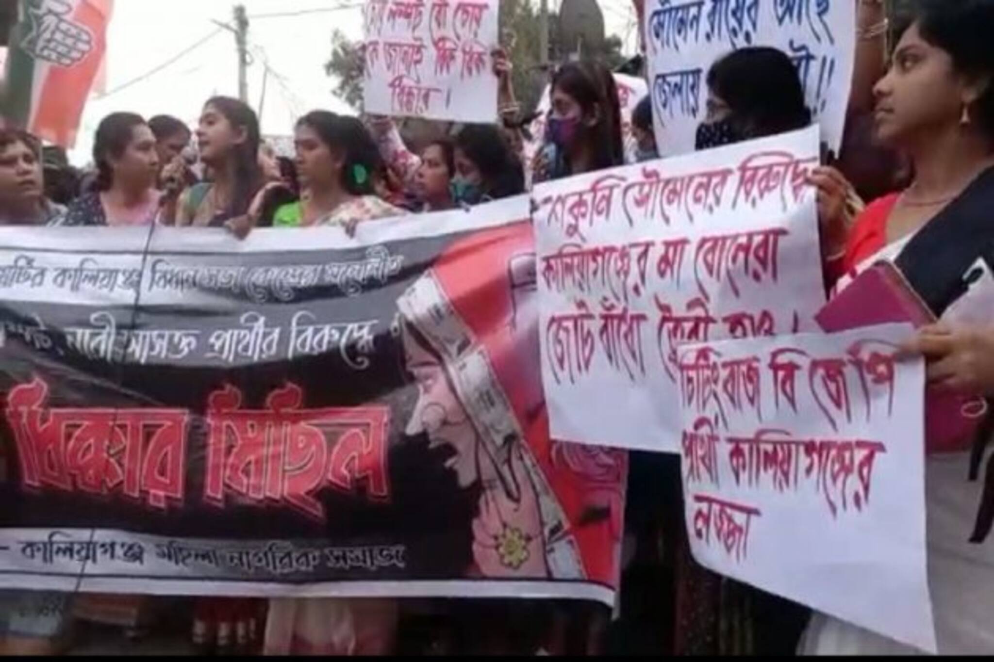 বিজেপি প্রার্থী স্বামী চরিত্রহীন!অভিযোগে, রাস্তায় নেমে বিরূপ প্রচার স্ত্রীর!