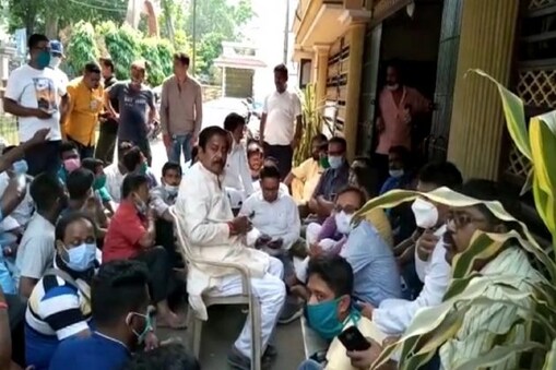 হাবরায় সরকারি জায়গায় কেন অমিত শাহের পোস্টার-ব্যানার! অবস্থান বিক্ষোভে তৃণমূল