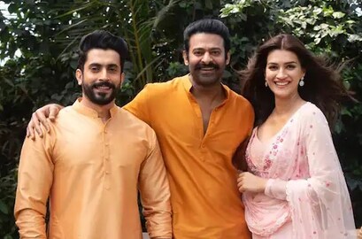 রামনবমীর দিন ভক্তদের চটিয়ে দিলেন প্রভাস, নায়কের আচরণে বেজায় খাপ্পা নেটিজেনরা!