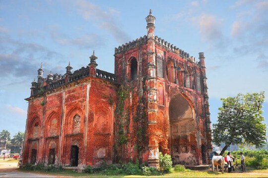 ১৭২৮ সালে মাত্র ১৮ বছর বয়সে সিংহাসনে বসেছিলেন মহারাজা কৃষ্ণচন্দ্র ৷