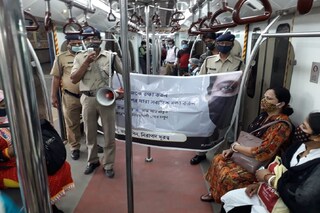 উল্লেখ্য, করোনার দ্বিতীয় ঢেউয়ের কারণে বেশ কয়েকদিন কলকাতা মেট্রো বন্ধ রাখা হয়েছিল। এরপর মেট্রো পরিষেবা চালু হলেও তা সাধারণ মানুষের জন্য হয়নি। বরং জরুরি পরিষেবার সঙ্গে যুক্ত কর্মীরাই উঠতে পেতেন মেট্রোয়।