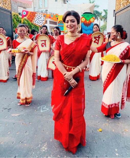 লাল শাড়িতে প্রভাত ফেরিতে গীতশ্রী রায়। টেলি নায়িকা মুগ্ধ করলেন। 