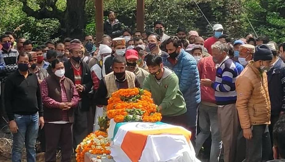 দেশের বীর জওয়ানকে শেষবারের মত শ্রদ্ধা জানাতে প্রশাসনিক আধিকারিকেরা উপস্থিত হয়েছিলেন ৷ তাঁদের মধ্যে উল্লেখযোগ্য নাম অমিত গুলারিয়া ৷ ডিএসপি হেড কোয়াটার প্রিয়ঙ্ক গুপ্ত ৷ কুল্লু সদরের বিধায়ক সুন্দর সিং ঠাকুর, প্রাক্তন মন্ত্রী সন্তপ্রকাশ ঠাকুর প্রমুখরা ৷ দেশের বীর জওয়ানকে শেষবারের মত শ্রদ্ধা জানাতে প্রশাসনিক আধিকারিকেরা উপস্থিত হয়েছিলেন ৷ তাঁদের মধ্যে উল্লেখযোগ্য নাম অমিত গুলারিয়া ৷ ডিএসপি হেড কোয়াটার প্রিয়ঙ্ক গুপ্ত ৷ কুল্লু সদরের বিধায়ক সুন্দর সিং ঠাকুর, প্রাক্তন মন্ত্রী সন্তপ্রকাশ ঠাকুর প্রমুখরা ৷