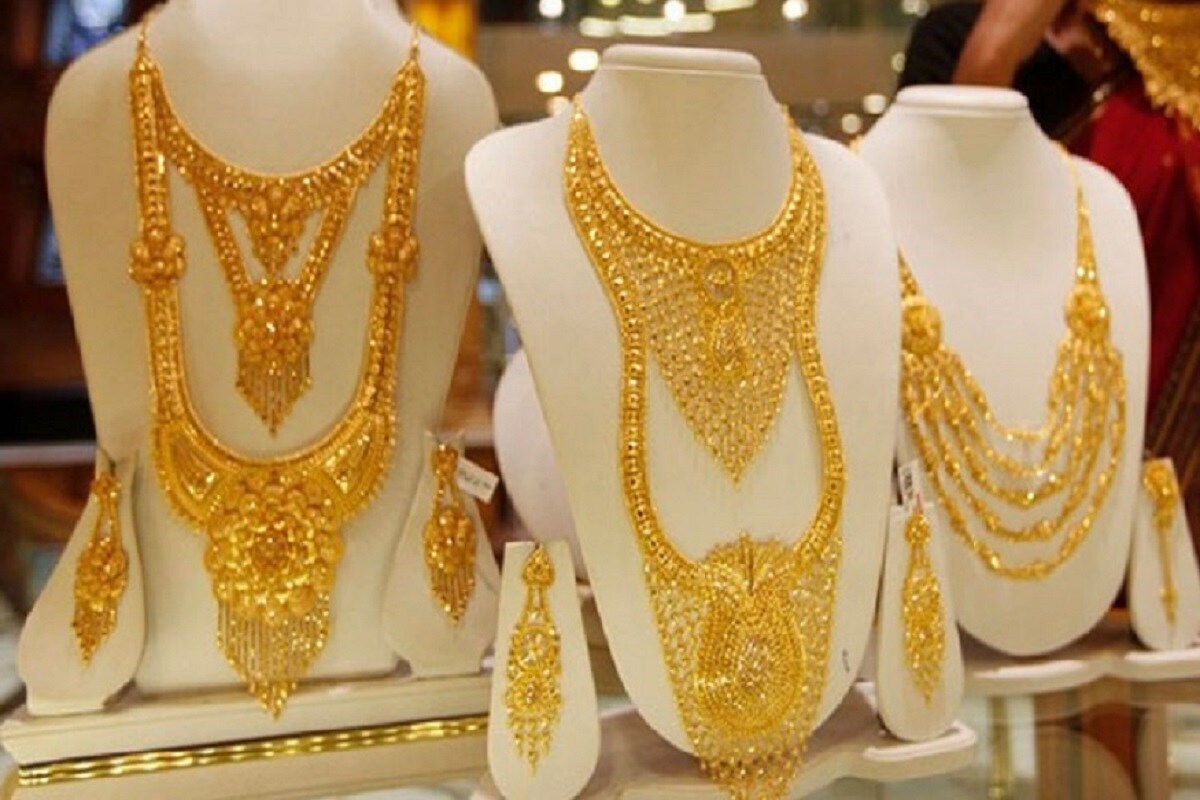 হোলির পর থেকে সোনার দামে (Gold Price) লাগাতার পতন এসেছে ৷ বৃহস্পতিবারও এমসিএক্স MCX (Multi commodity exchnag) সোনার দামে (Gold Price Today) সামান্য পতন এসেছে ৷ সেক্ষেত্রে রুপোর দামেও ০.৩৫ শতাংশ পতন এসেছে ৷ প্রতীকী ছবি ৷ হোলির পর থেকে সোনার দামে (Gold Price) লাগাতার পতন এসেছে ৷ বৃহস্পতিবারও এমসিএক্স MCX (Multi commodity exchnag) সোনার দামে (Gold Price Today) সামান্য পতন এসেছে ৷ সেক্ষেত্রে রুপোর দামেও ০.৩৫ শতাংশ পতন এসেছে ৷ প্রতীকী ছবি ৷
