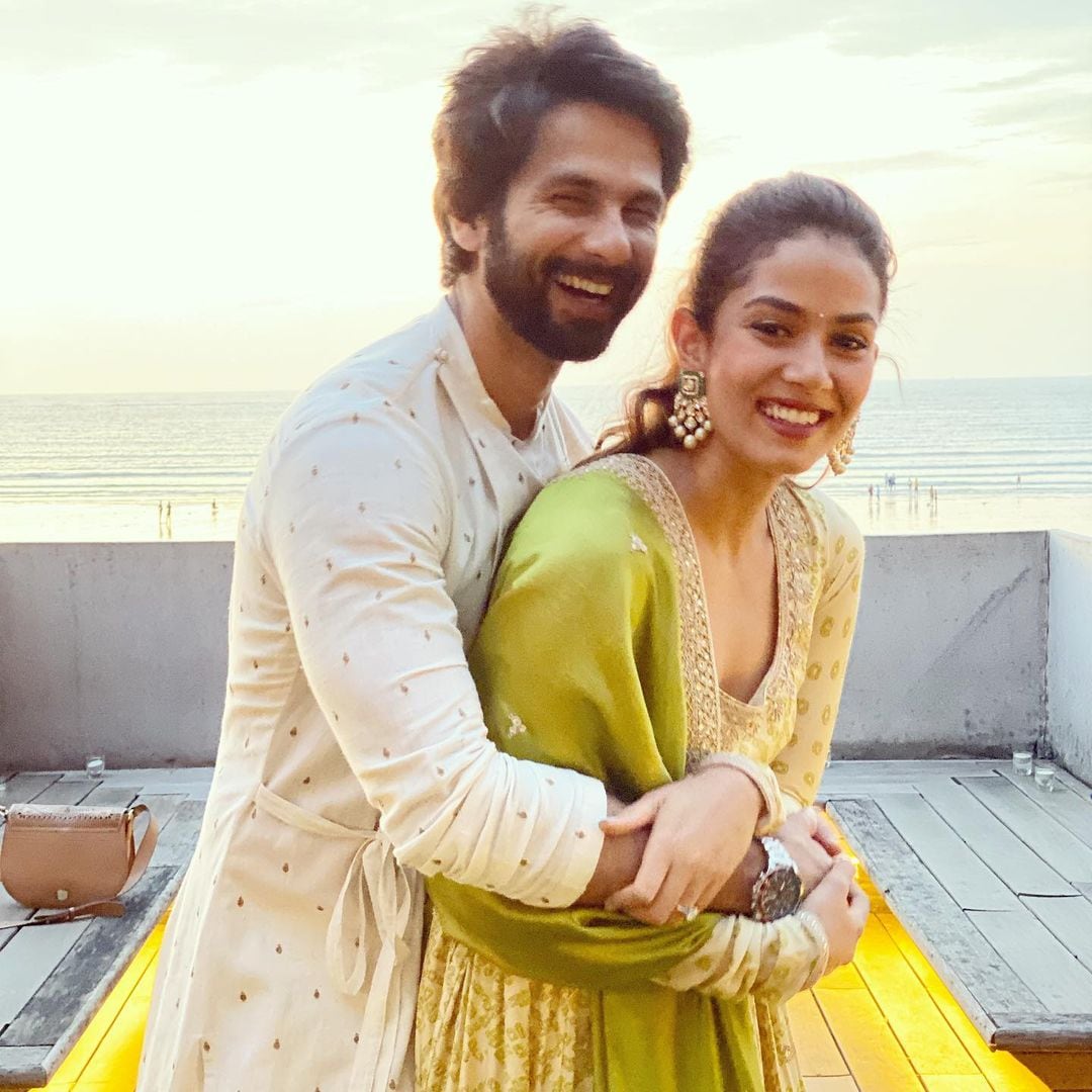 • বলিউডের জনপ্রিয় তারকা-পত্নীদের মধ্যে অন্যতম মিসেস শাহিদ কাপুর । বলিউডে নাম লেখাননি তিনি । কিন্তু জনপ্রিয়তায় কারও থেকে কম যান না । এক কথায় তিনি ফ্যাশনিস্তা । ছবি- ইনস্টাগ্রাম । • বলিউডের জনপ্রিয় তারকা-পত্নীদের মধ্যে অন্যতম মিসেস শাহিদ কাপুর । বলিউডে নাম লেখাননি তিনি । কিন্তু জনপ্রিয়তায় কারও থেকে কম যান না । এক কথায় তিনি ফ্যাশনিস্তা । ছবি- ইনস্টাগ্রাম ।
