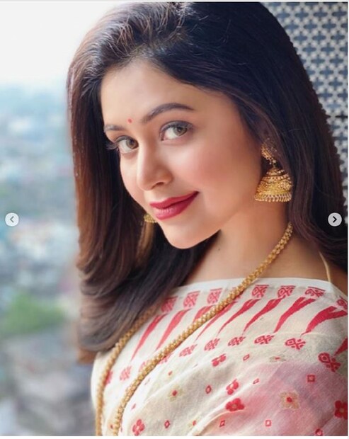 সাদা জামদানি, ছোট্ট টিপ, হালকা গয়নায় নববর্ষের সাজে ধরা দিলেন ঋতাভরী। 