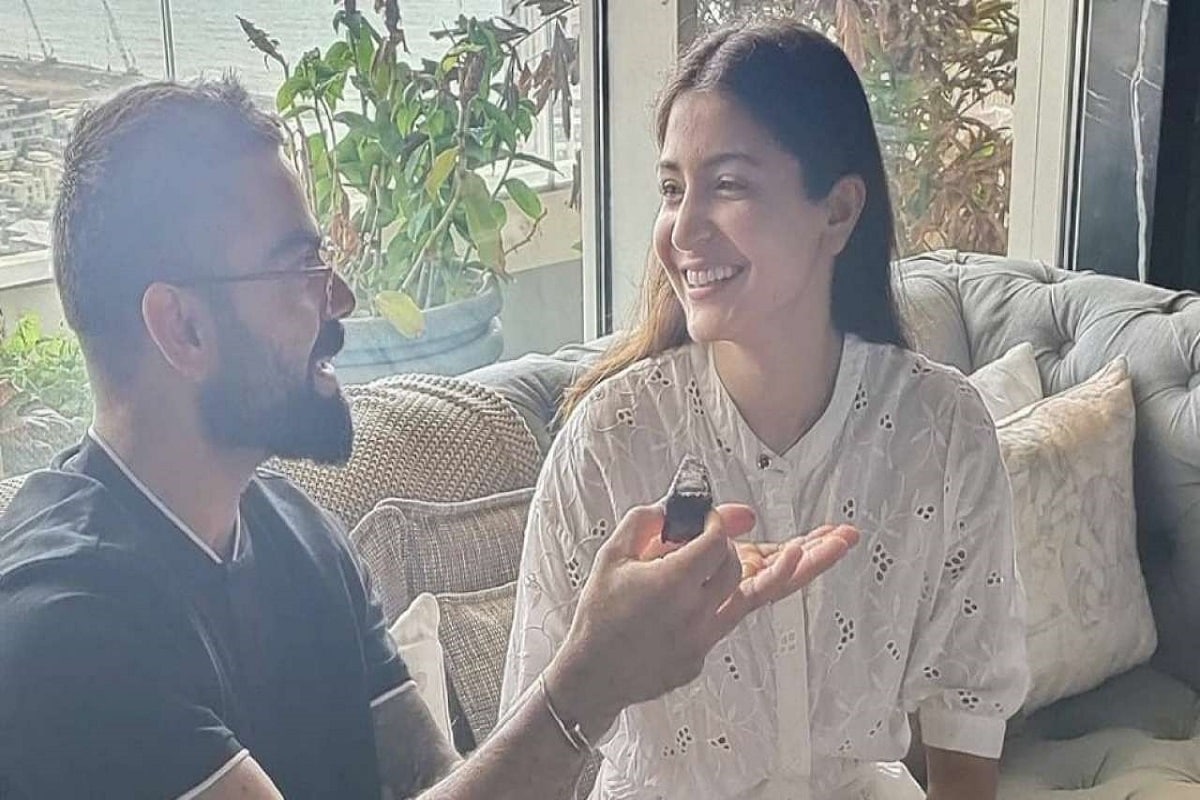 • বিরাট কোহলি (Virat Kohli) আর অনুষ্কা শর্মা (Anushka Sharma) । দেশের এক নম্বর হিট দম্পতি বলা যায় তাঁদের । তাঁদের প্রেম, রোম্যান্স, ভালবাসা, বোঝাপড়া, ভরসা, বিশ্বাস, আদর, খুনসুটি, অভিভাবকত্ব....সবটাই দেখে যেন মন জুড়ায় ভক্তদের । • বিরাট কোহলি (Virat Kohli) আর অনুষ্কা শর্মা (Anushka Sharma) । দেশের এক নম্বর হিট দম্পতি বলা যায় তাঁদের । তাঁদের প্রেম, রোম্যান্স, ভালবাসা, বোঝাপড়া, ভরসা, বিশ্বাস, আদর, খুনসুটি, অভিভাবকত্ব....সবটাই দেখে যেন মন জুড়ায় ভক্তদের ।