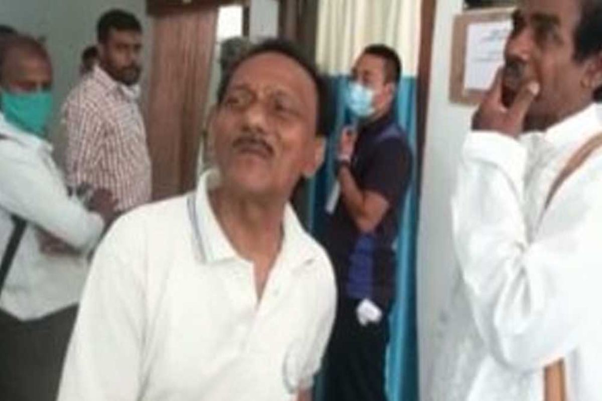 সূত্রের খবর, উত্তর দিনাজপুর জেলাশাসকের দফতরের কর্মী বিনয় একসময় নকশাল দলের জেলা সভাপতির দায়িত্বে ছিলেন। কিন্তু তাঁর এই বিপুল পরিমাণ সম্পত্তির নেপথ্যে কারণ কী? এই বিষয়ে বিনয় বলেন সবই নাকি ‘বংশ পরম্পরায়'। আর ৭৫ বছর বয়সি বিপত্নিক এবং নিঃসন্তান বিনয় একরকম শখেই থাকেন ভাড়াবাড়িতে। সূত্রের খবর, উত্তর দিনাজপুর জেলাশাসকের দফতরের কর্মী বিনয় একসময় নকশাল দলের জেলা সভাপতির দায়িত্বে ছিলেন। কিন্তু তাঁর এই বিপুল পরিমাণ সম্পত্তির নেপথ্যে কারণ কী? এই বিষয়ে বিনয় বলেন সবই নাকি ‘বংশ পরম্পরায়'। আর ৭৫ বছর বয়সি বিপত্নিক এবং নিঃসন্তান বিনয় একরকম শখেই থাকেন ভাড়াবাড়িতে।