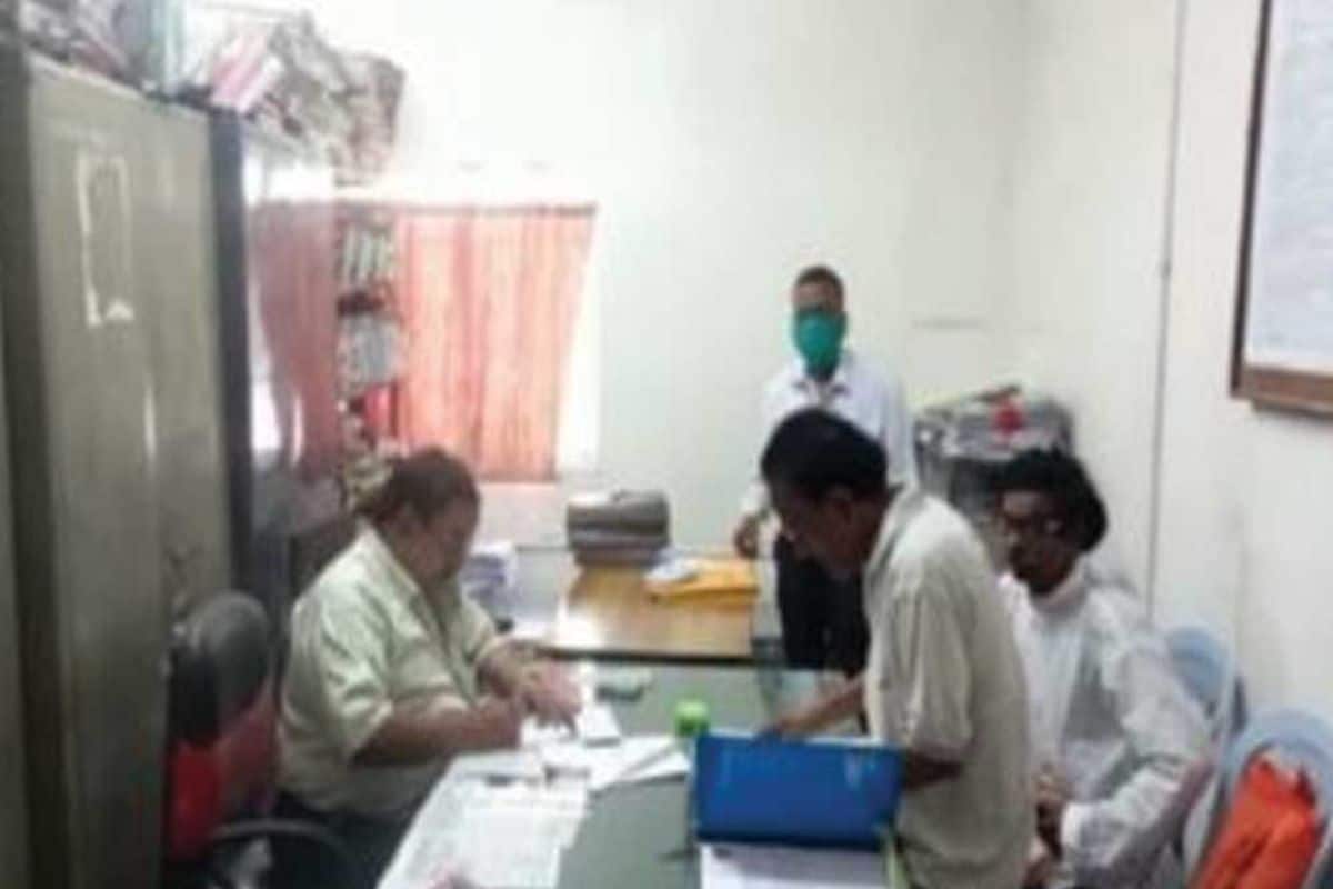 তবে ২০২১ এই প্রথম নয়। ভোটের ময়দানের পুরনো ঘোড়া বিনয়ের যাত্রা শুরু অনেক আগেই। ২০১৮ সালের পঞ্চায়েত নির্বাচনে এবং ২০১৯ সালে লোকসভা নির্বাচনেও নির্দল প্রার্থী হিসেবে লড়ে হেরে যান বিনয়। তবে সেই হার নিয়ে মনে এতটুকু সংকোচ নেই তাঁর। উত্তর দিনাজপুর জেলাশাসকের দফতরের কর্মী বিনয় ২০০৫ সালে অবসর নেন। এ বার উত্তর দিনাজপুরের রায়গঞ্জ এবং করণদিঘি কেন্দ্র থেকে মনোনয়নপত্র জমা দিয়েছিলেন বিনয়। রায়গঞ্জ থেকে তাঁর মনোনয়ন যদিও খারিজ করে দিয়েছে নির্বাচন কমিশন। তবে ২০২১ এই প্রথম নয়। ভোটের ময়দানের পুরনো ঘোড়া বিনয়ের যাত্রা শুরু অনেক আগেই। ২০১৮ সালের পঞ্চায়েত নির্বাচনে এবং ২০১৯ সালে লোকসভা নির্বাচনেও নির্দল প্রার্থী হিসেবে লড়ে হেরে যান বিনয়। তবে সেই হার নিয়ে মনে এতটুকু সংকোচ নেই তাঁর। উত্তর দিনাজপুর জেলাশাসকের দফতরের কর্মী বিনয় ২০০৫ সালে অবসর নেন। এ বার উত্তর দিনাজপুরের রায়গঞ্জ এবং করণদিঘি কেন্দ্র থেকে মনোনয়নপত্র জমা দিয়েছিলেন বিনয়। রায়গঞ্জ থেকে তাঁর মনোনয়ন যদিও খারিজ করে দিয়েছে নির্বাচন কমিশন।