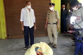 ভোট কিনতে 'শাড়ি' বিলি?
ছবি : সংগৃহিত
