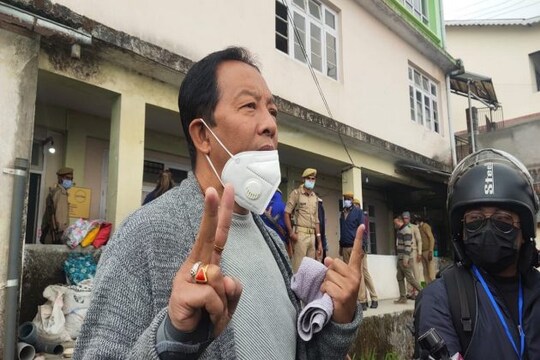 ভোট দিয়ে বেরিয়ে বিনয় তামাং। নিজস্ব চিত্র